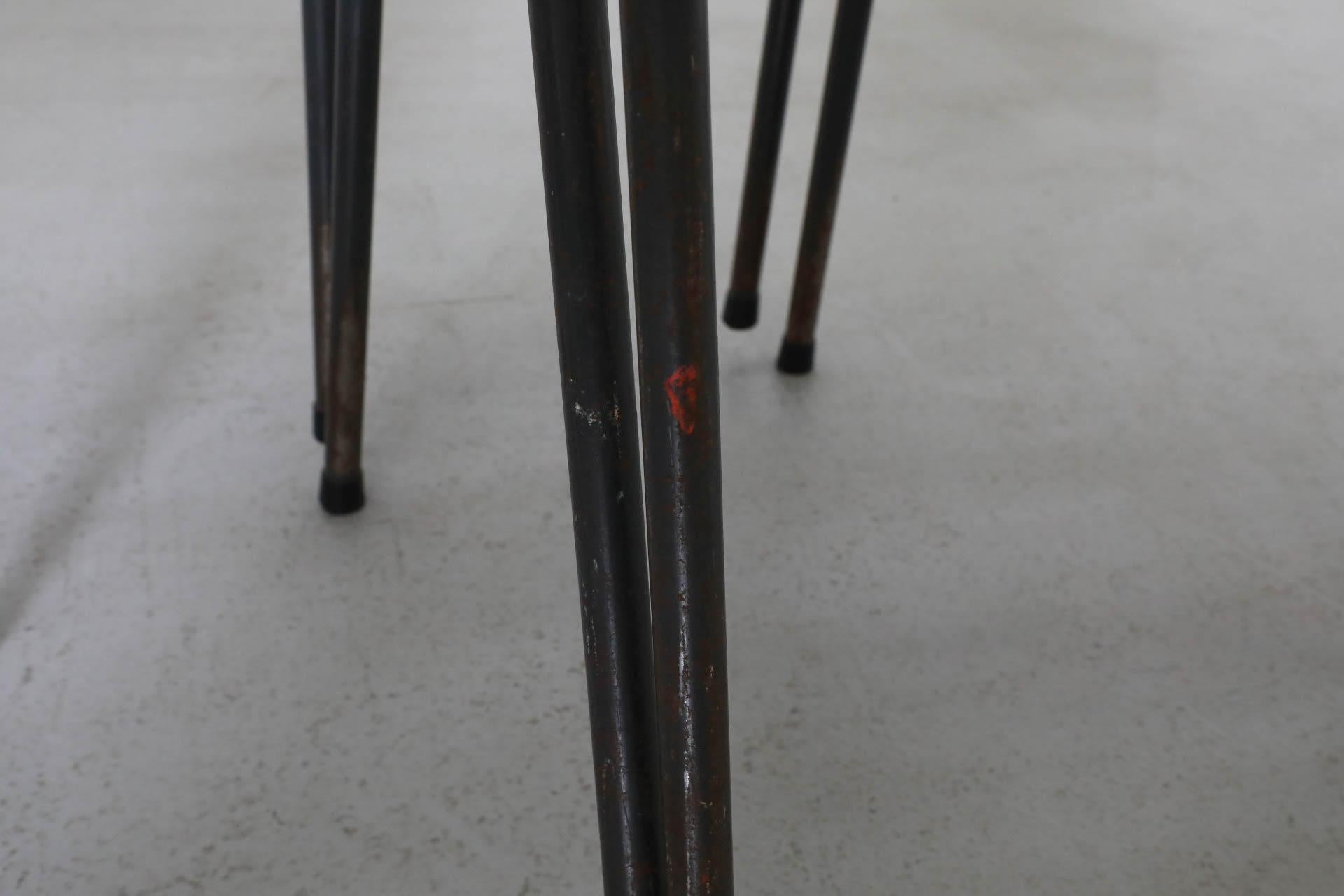 Sedie impilabili in tonalità teak con scocca in compensato curvato e gambe smaltate di grigio in vendita 5