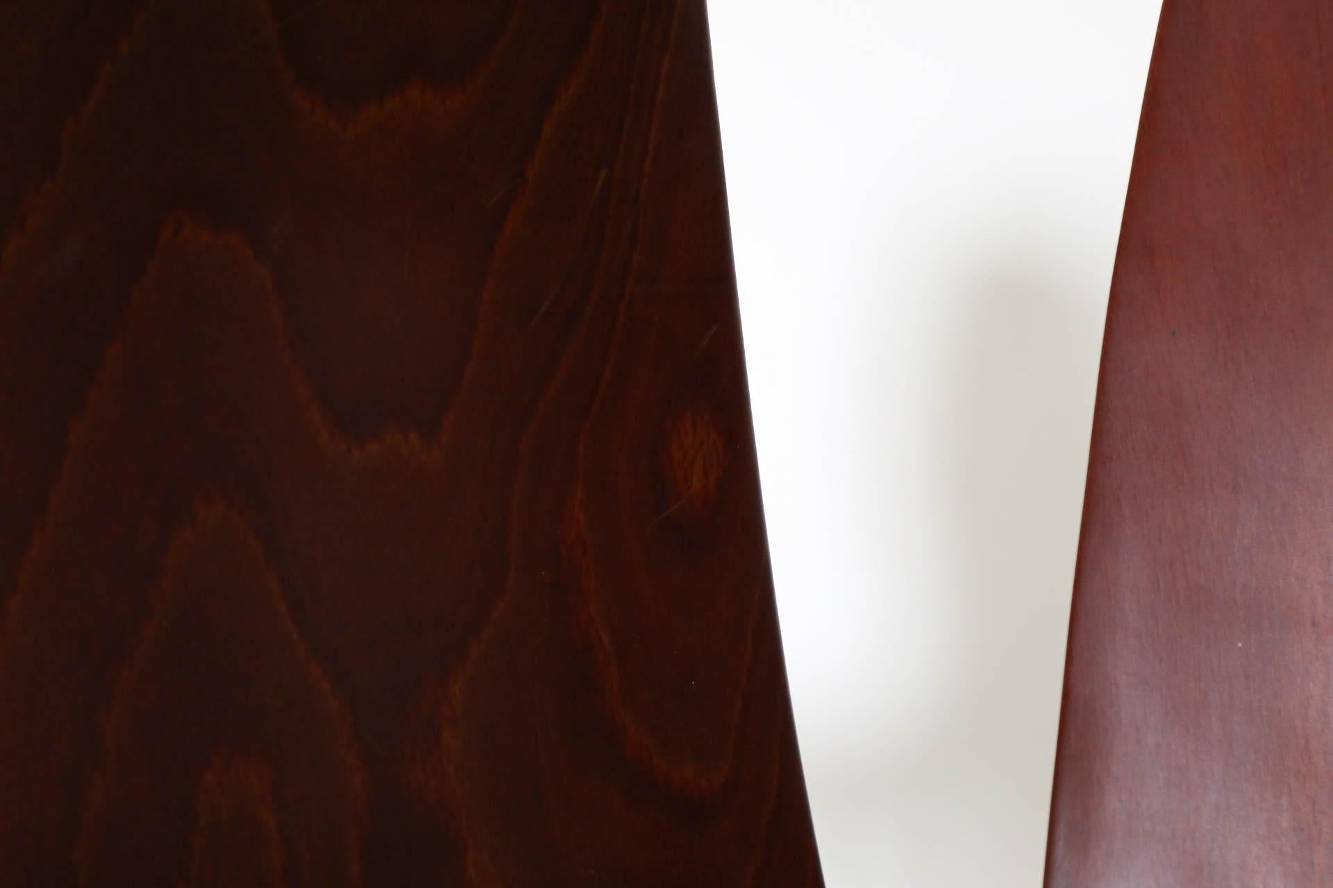 Sedie impilabili in tonalità teak con scocca in compensato curvato e gambe smaltate di grigio in vendita 10