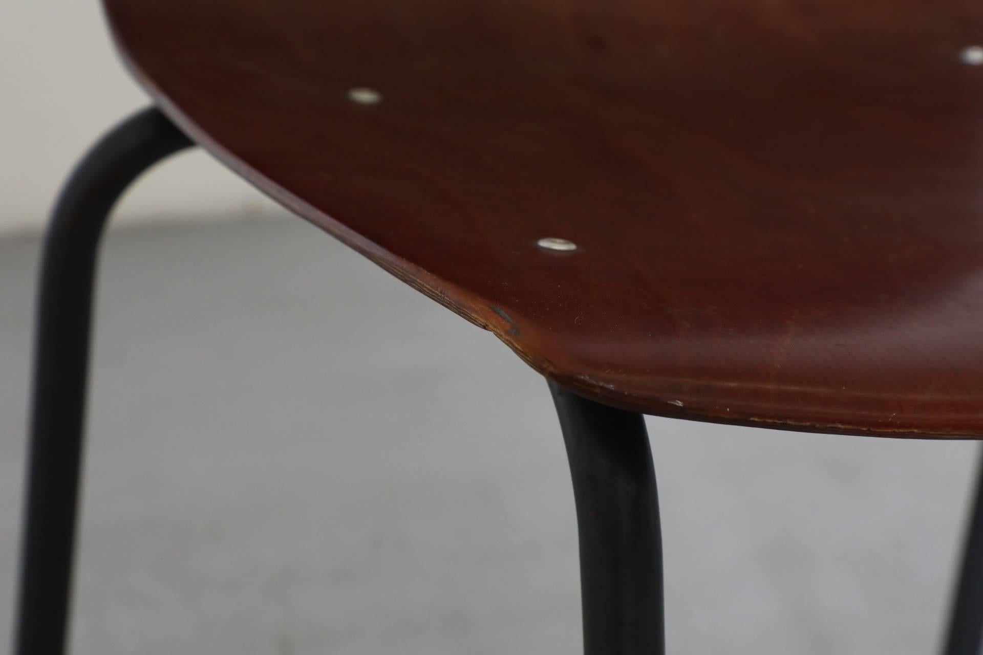 Sedie impilabili in tonalità teak con scocca in compensato curvato e gambe smaltate di grigio in vendita 12