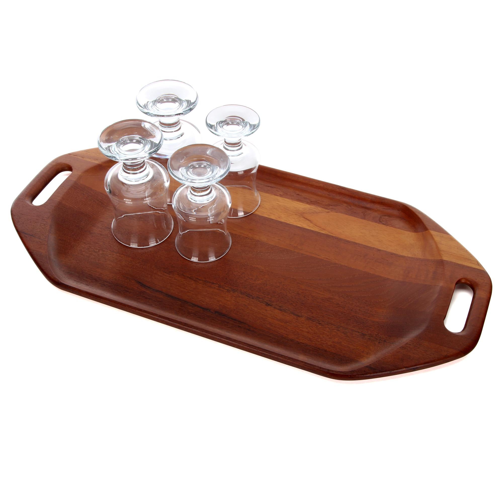 Teak tray by Flemming Digsmed for Digsmed in 1964 - Large Danish modern teak serving tray in excellent vintage condition.

A beautiful oval shaped teak serving tray with soft rounded rims, a slightly shallow middle part and smart incorporated