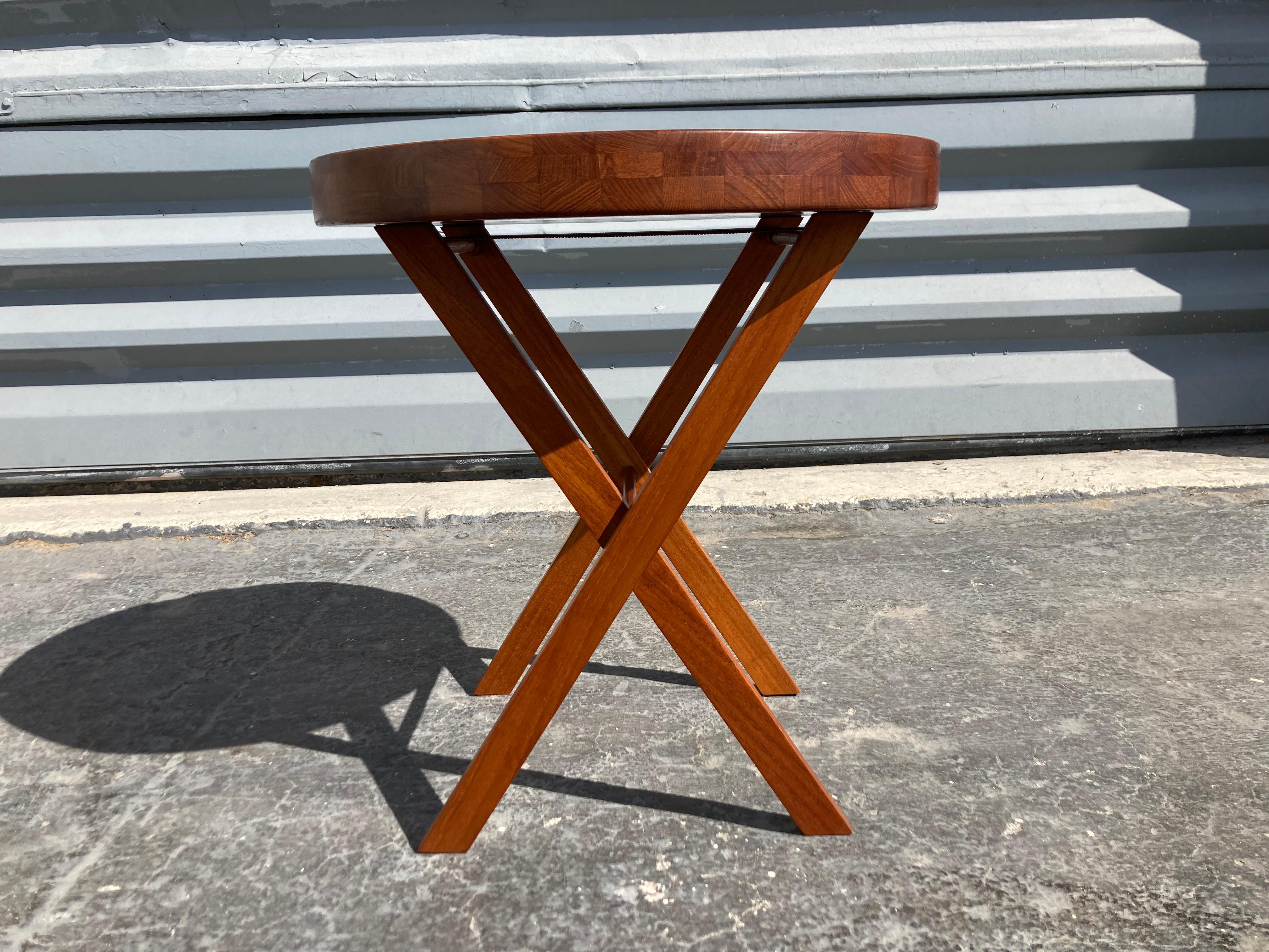 Magnifique table d'appoint à plateau en teck, le plateau est amovible et les pieds se replient. Prêt pour une nouvelle maison.