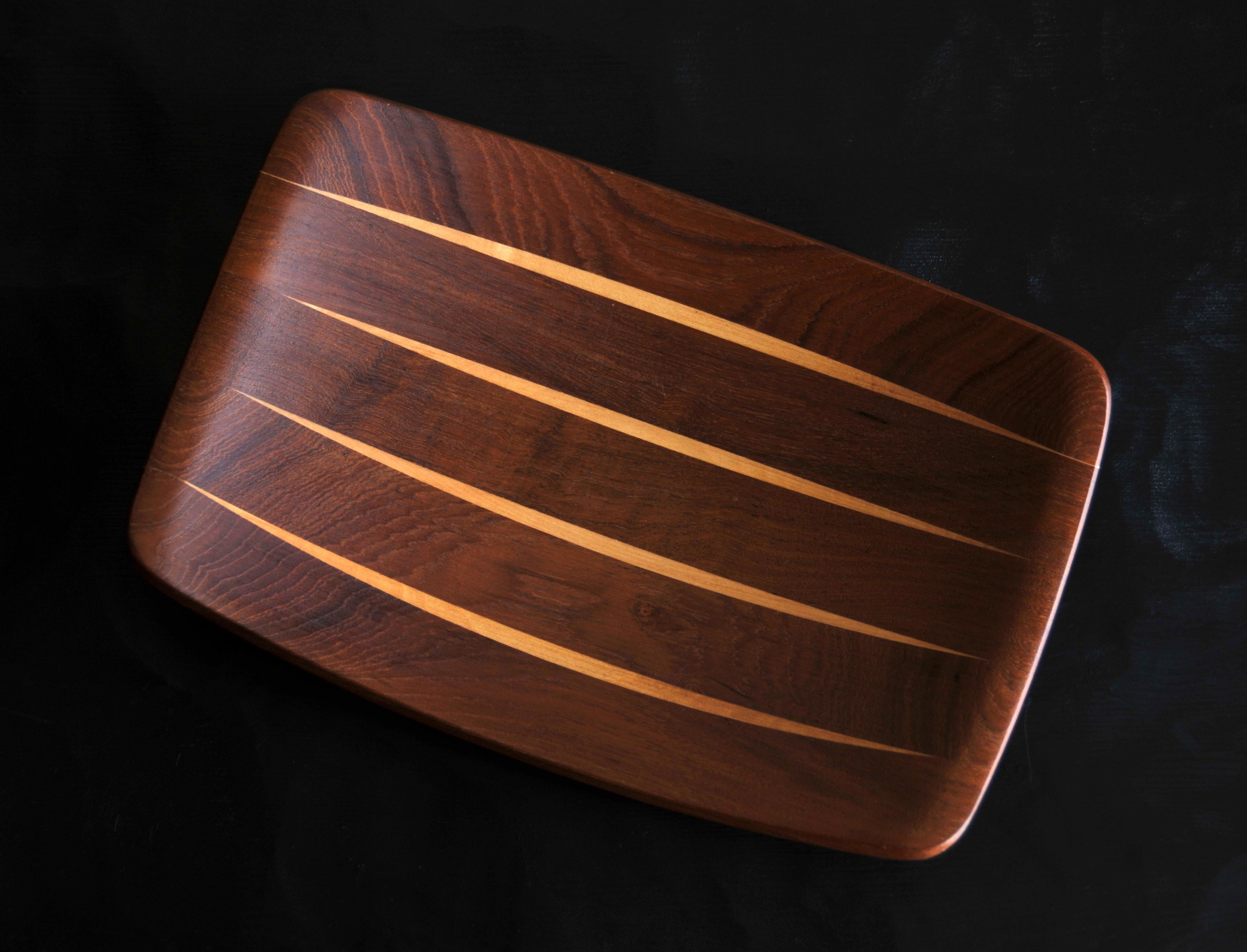 A remarkable teak and birch striped tray meticulously crafted by renowned Norwegian artist Arne Tidemand Ruud in 1959. It captures the essence of the era's design and craftsmanship, adding an extra touch of elegance to any room.

Features:
• Design: