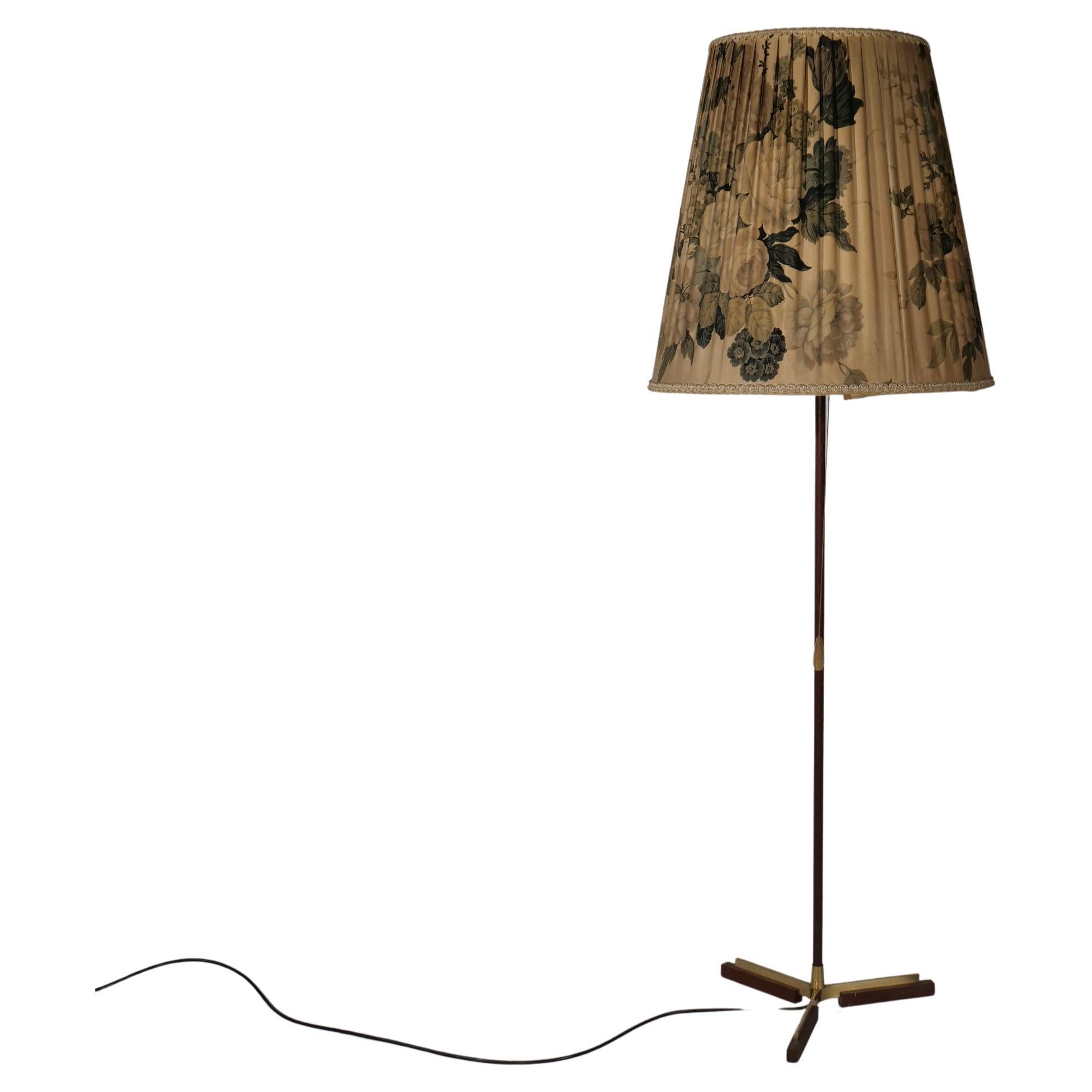 Teakholz Dreibein Micheline Stehlampe aus Messing von JT Kalmar für Kalmar, 1950er im Angebot