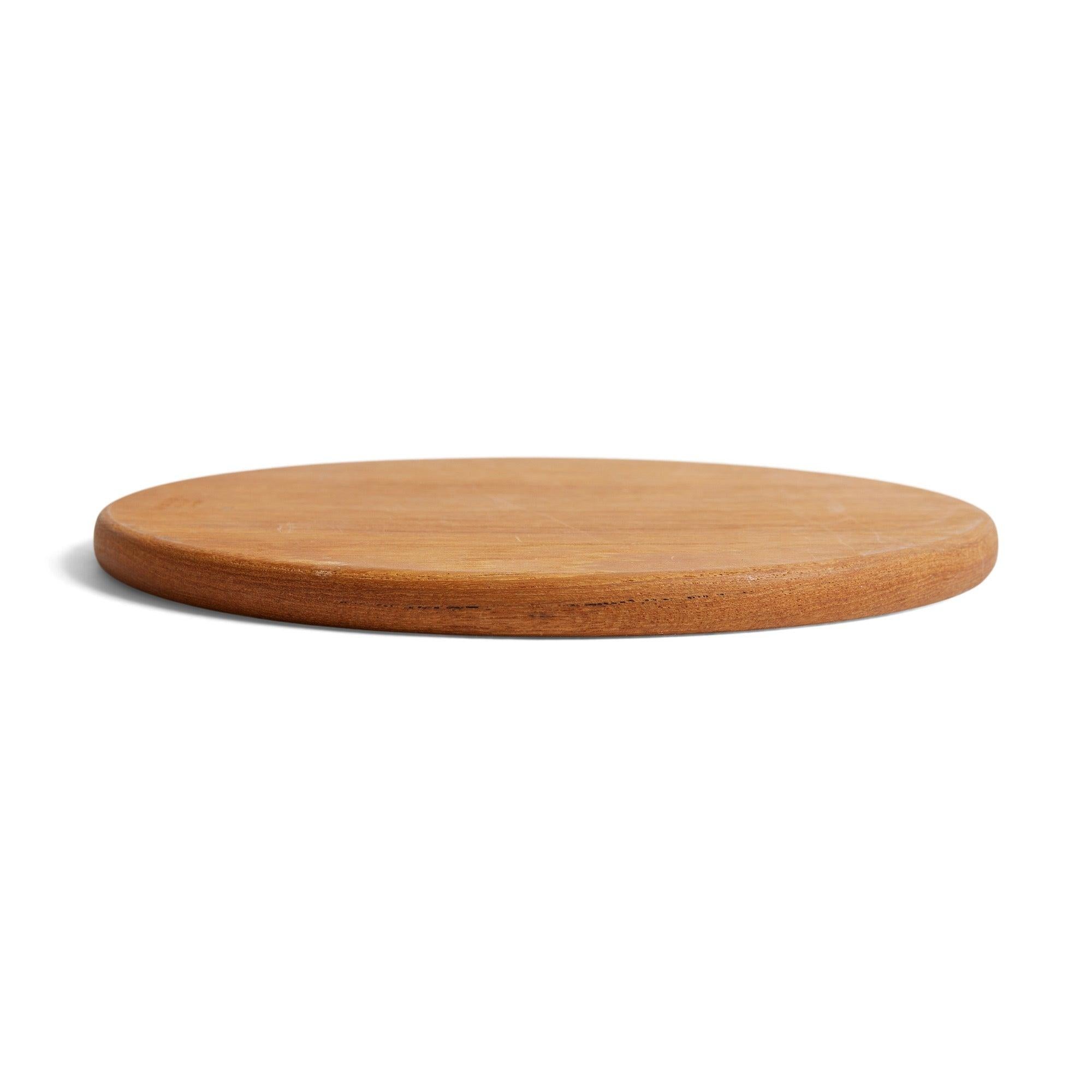 Un salvamanteles o una tabla de cortar de teca.