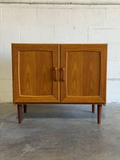 Armadietto compatto a due ante in teak con ripiani interni, vintage danese
