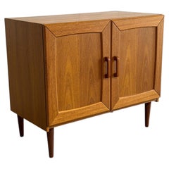 Armadietto compatto a due ante in teak con ripiani interni, vintage danese