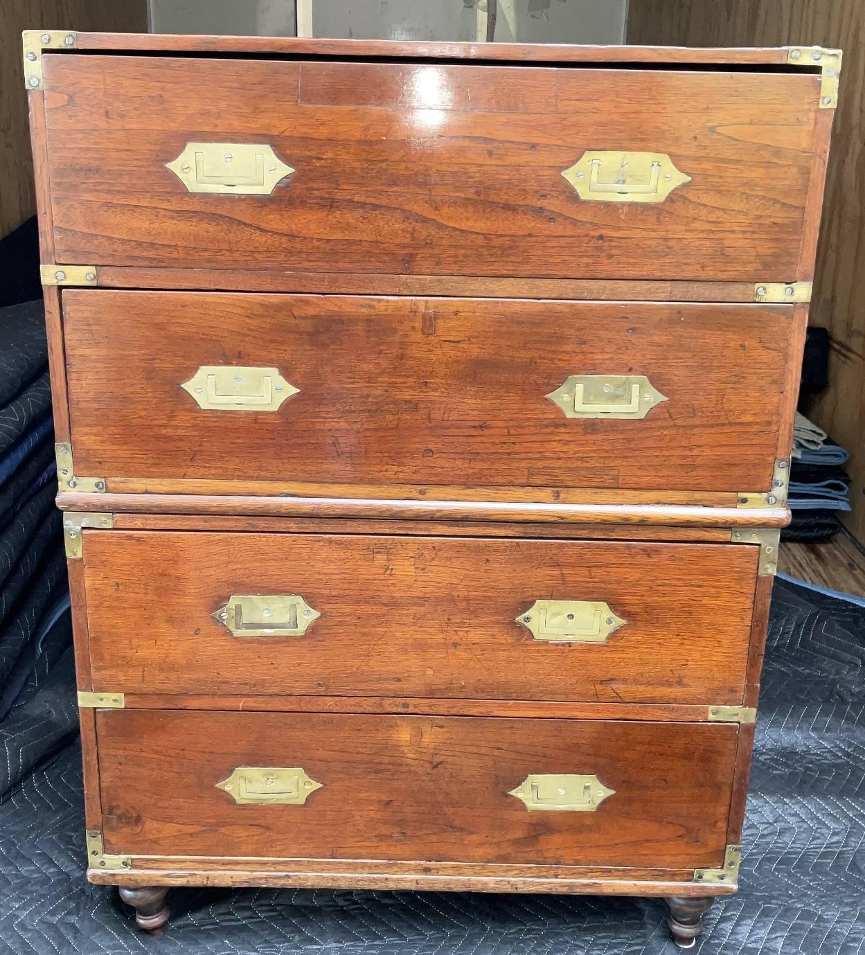 Cassapanca Campaigner in teak in due parti con finiture in ottone In condizioni buone in vendita a Norwell, MA