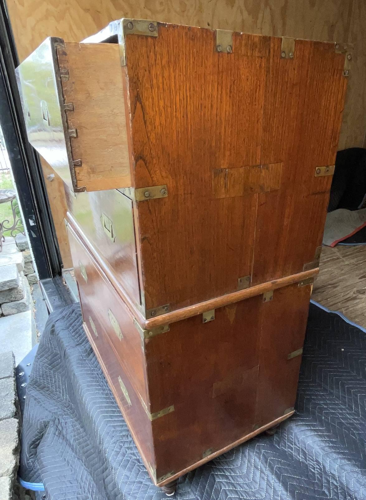 Cassapanca Campaigner in teak in due parti con finiture in ottone in vendita 1