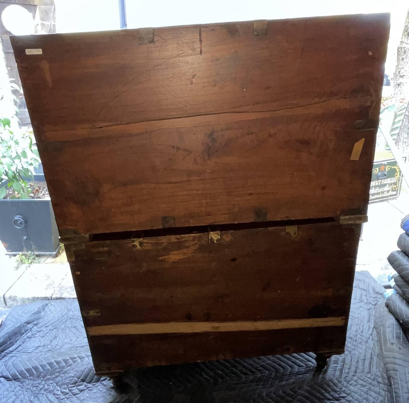 Cassapanca Campaigner in teak in due parti con finiture in ottone in vendita 2