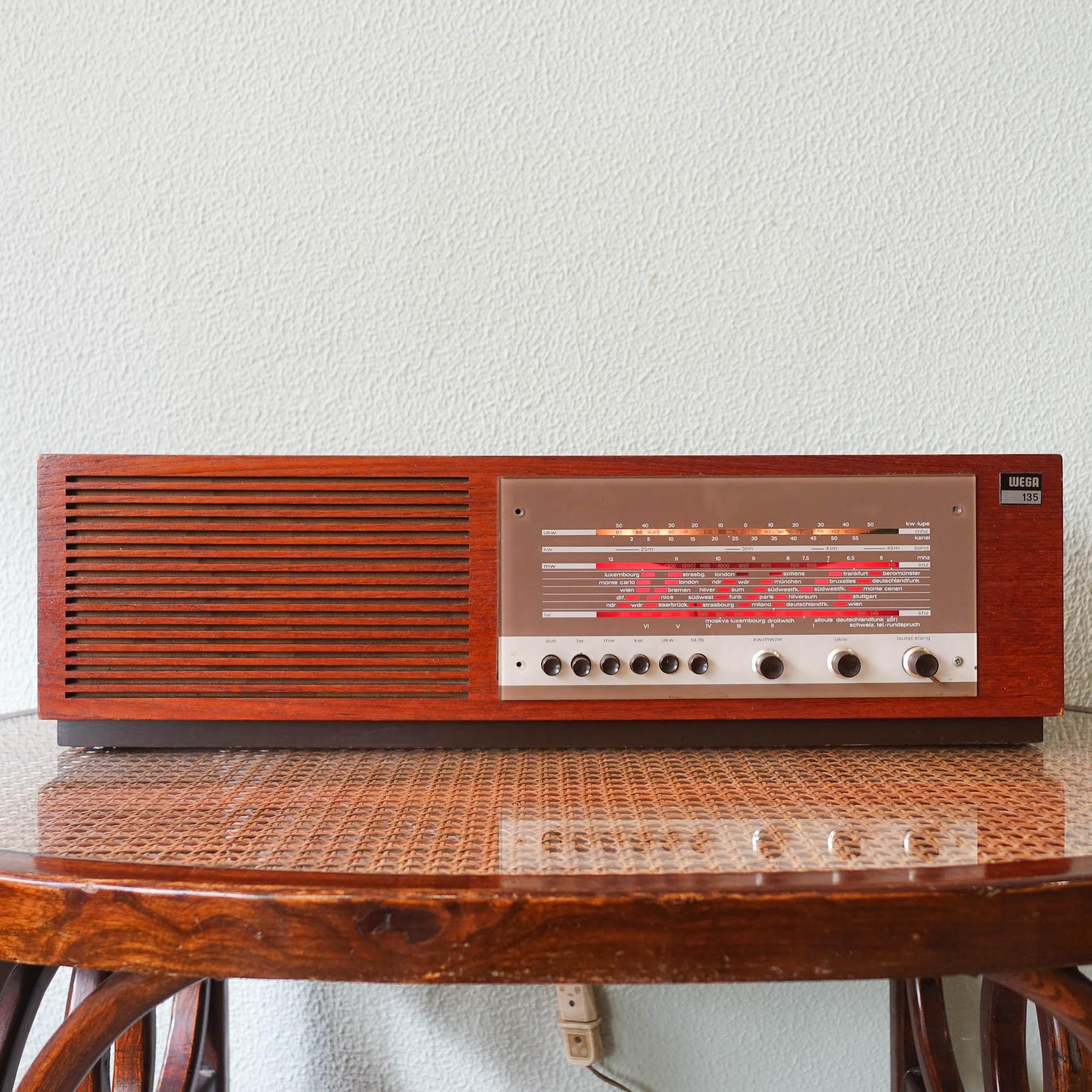 Dieses Radio, Typ 135, wurde von Wega in Westdeutschland in den 1960er Jahren hergestellt. Mit einem Teakholz-Gehäuse, hat es Rundfunk, Langwelle, Kurzwelle plus FM oder UHF. Guter, empfindlicher FM-Empfang und gute Klangqualität. In originalem und