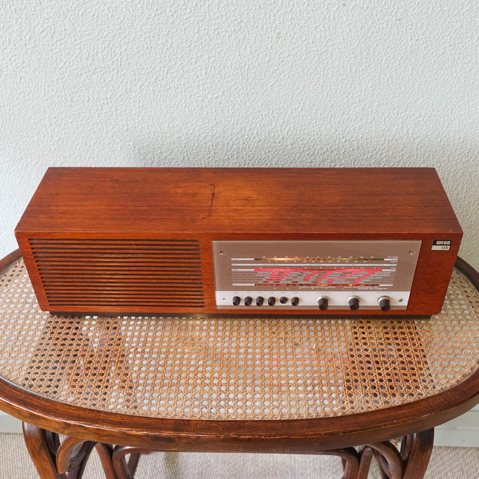 Radio aus Teakholz Typ 135 von Wega, 1960er Jahre (Deutsch) im Angebot