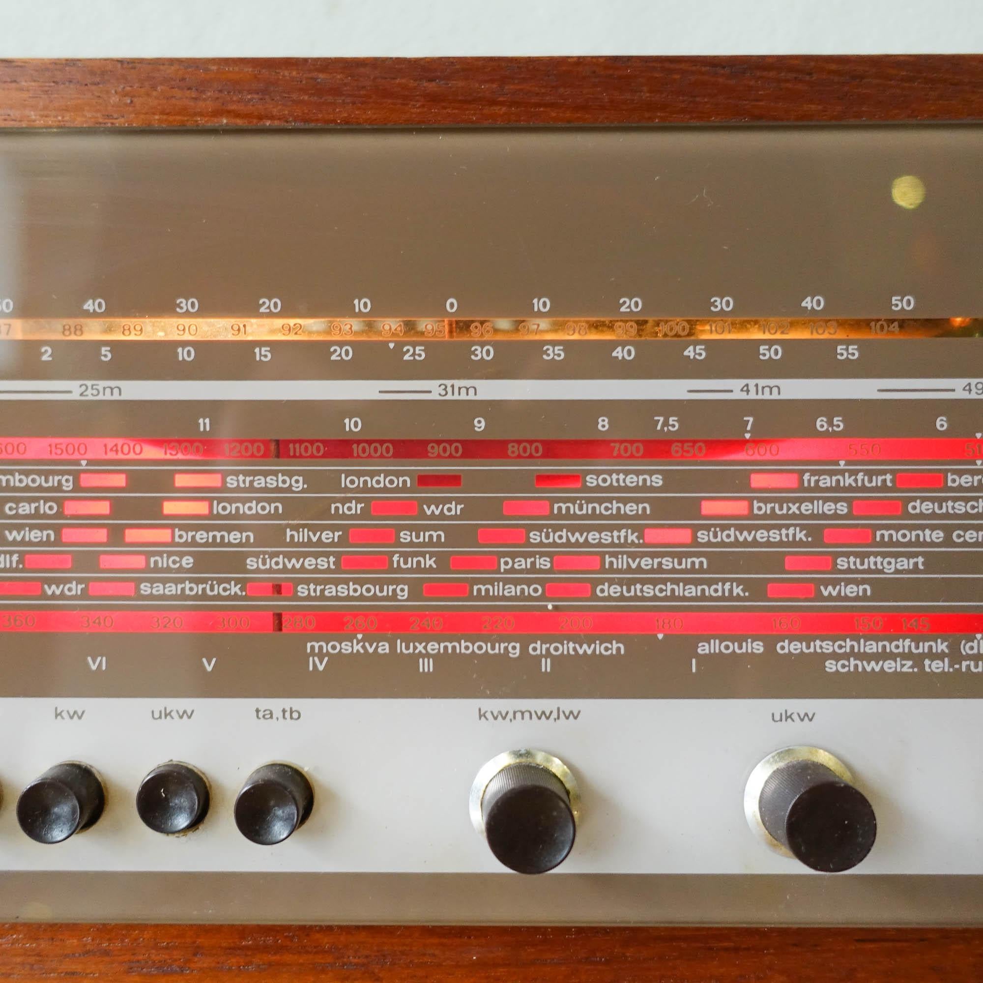 Radio aus Teakholz Typ 135 von Wega, 1960er Jahre im Zustand „Gut“ im Angebot in Lisboa, PT