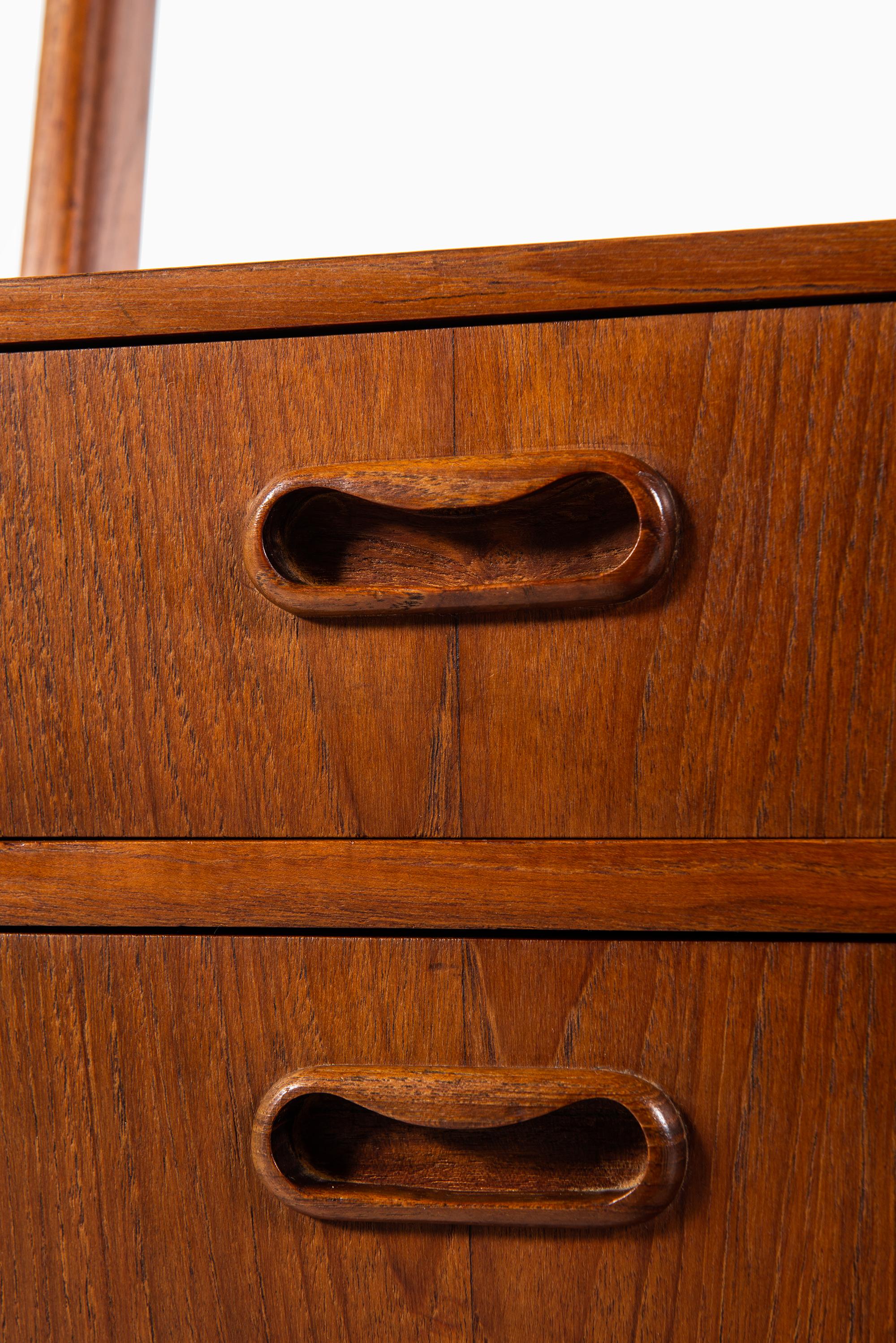 teak vanity table