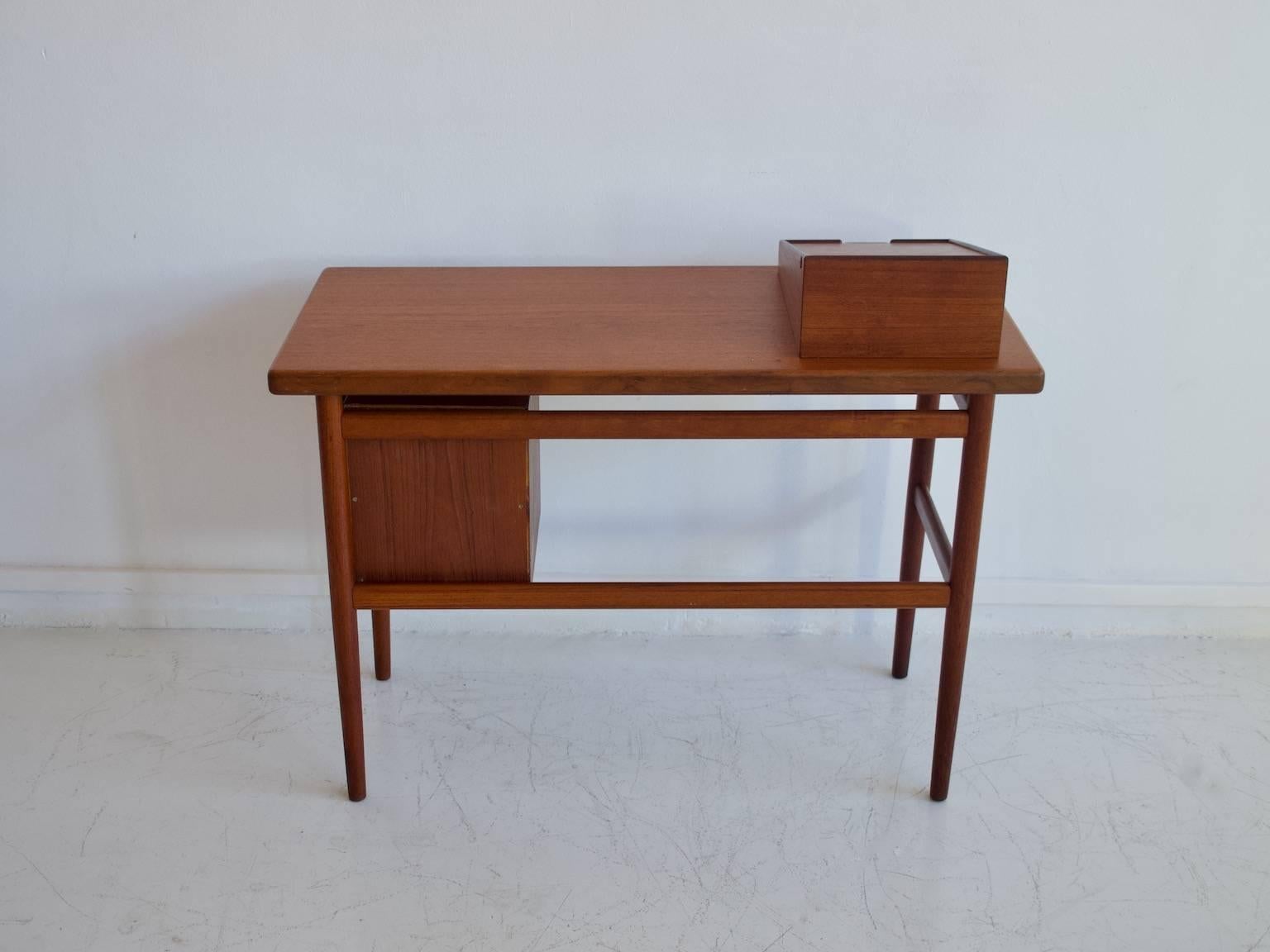 Teak Vanity Table with Mirror and Compartments 3