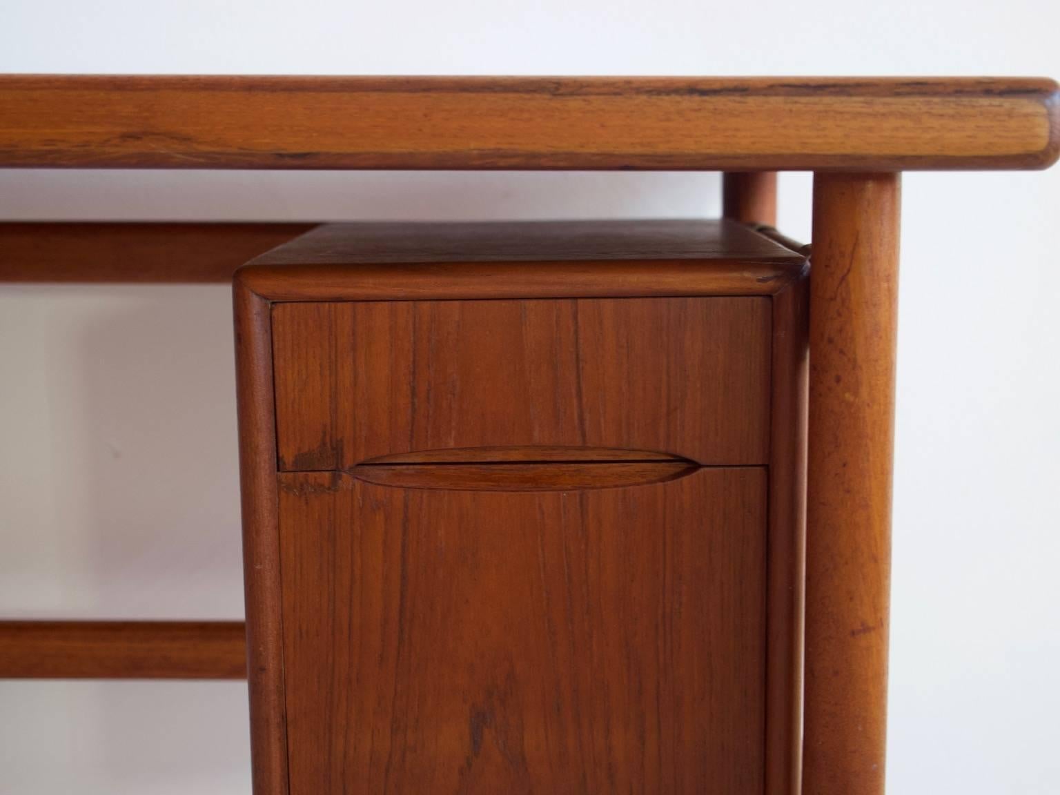Teak Vanity Table with Mirror and Compartments In Good Condition In Madrid, ES