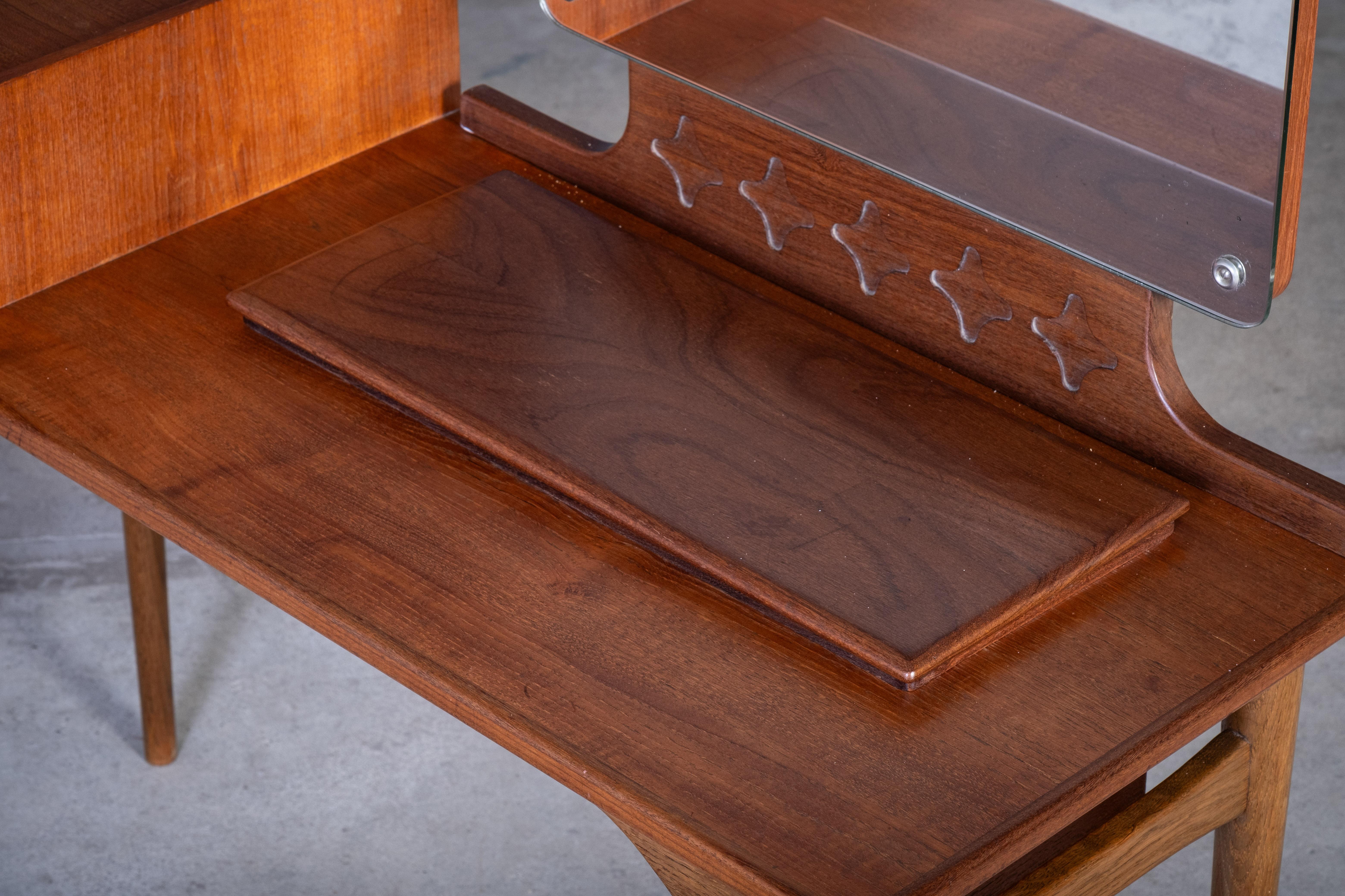 Table de toilette en teck avec miroir et rangement, Danemark, années 1960 Bon état - En vente à Nørre Aaby, DK