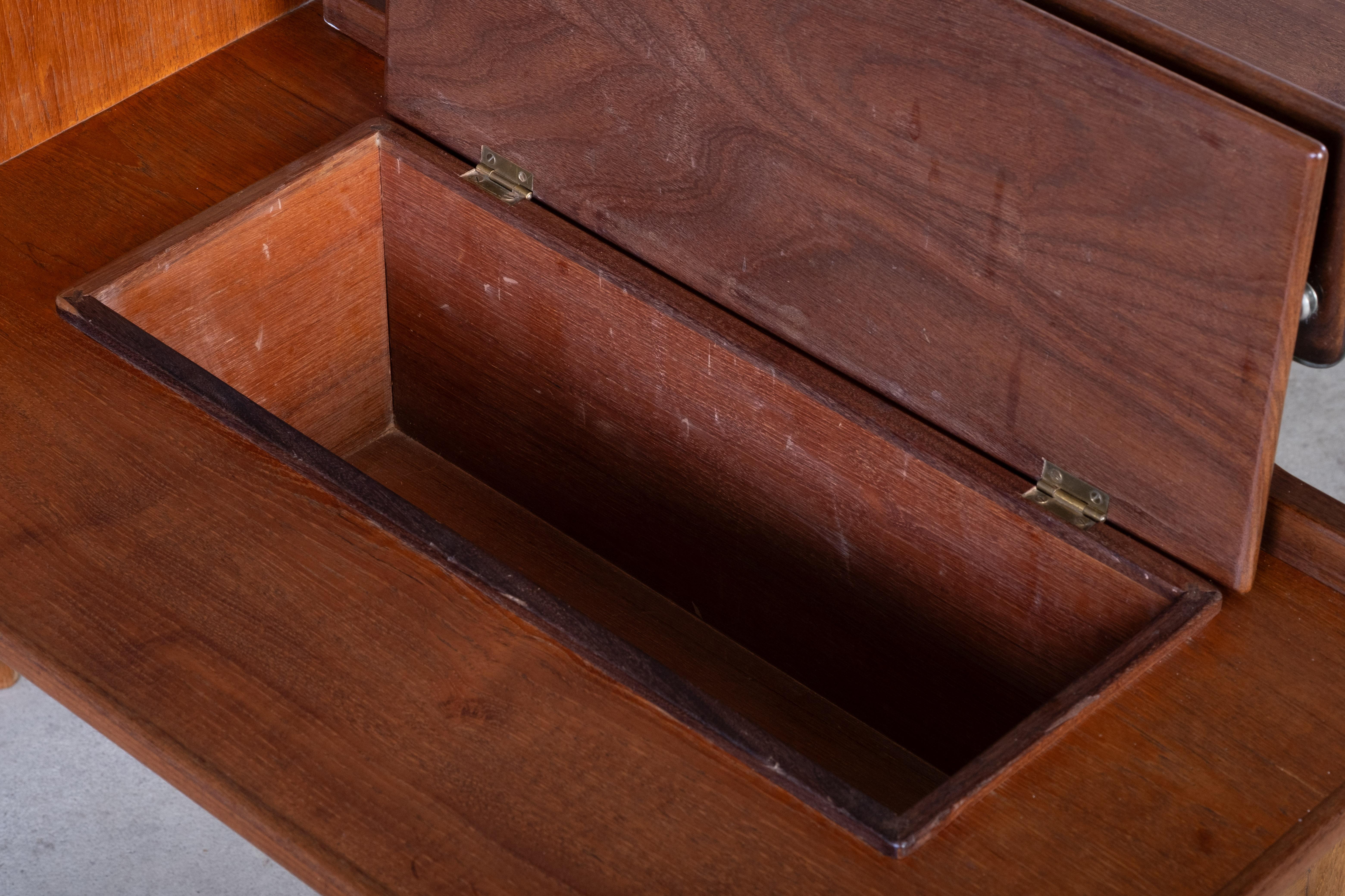 Milieu du XXe siècle Table de toilette en teck avec miroir et rangement, Danemark, années 1960 en vente