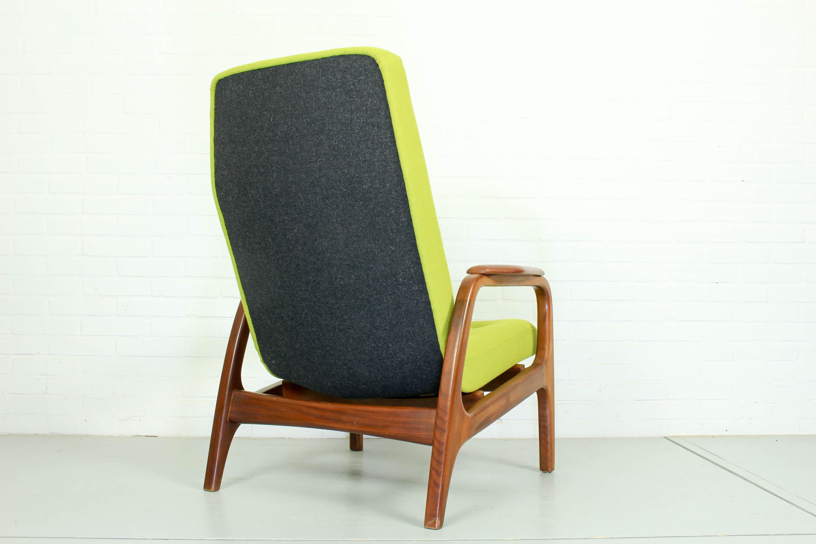 Dutch designed teak vintage lounge chair in the style of Pastoe, Topform, Wébé. Materials: Solid teak wood and wool green fabric with black buttons. Condition: New foam and new fabric. Wood original.