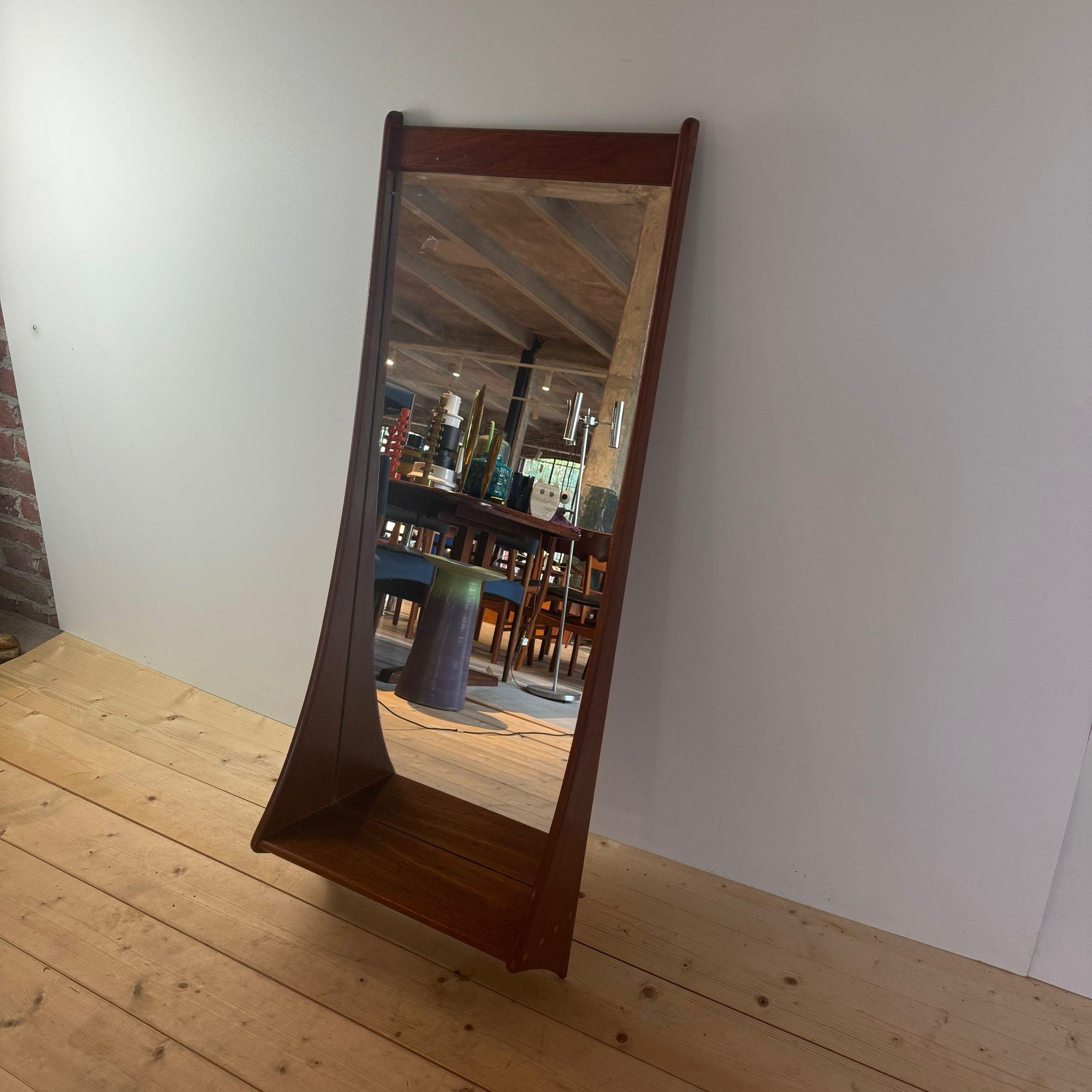 Mid-20th Century Miroir vintage en teck avec étagère, Danemark 1960 en vente