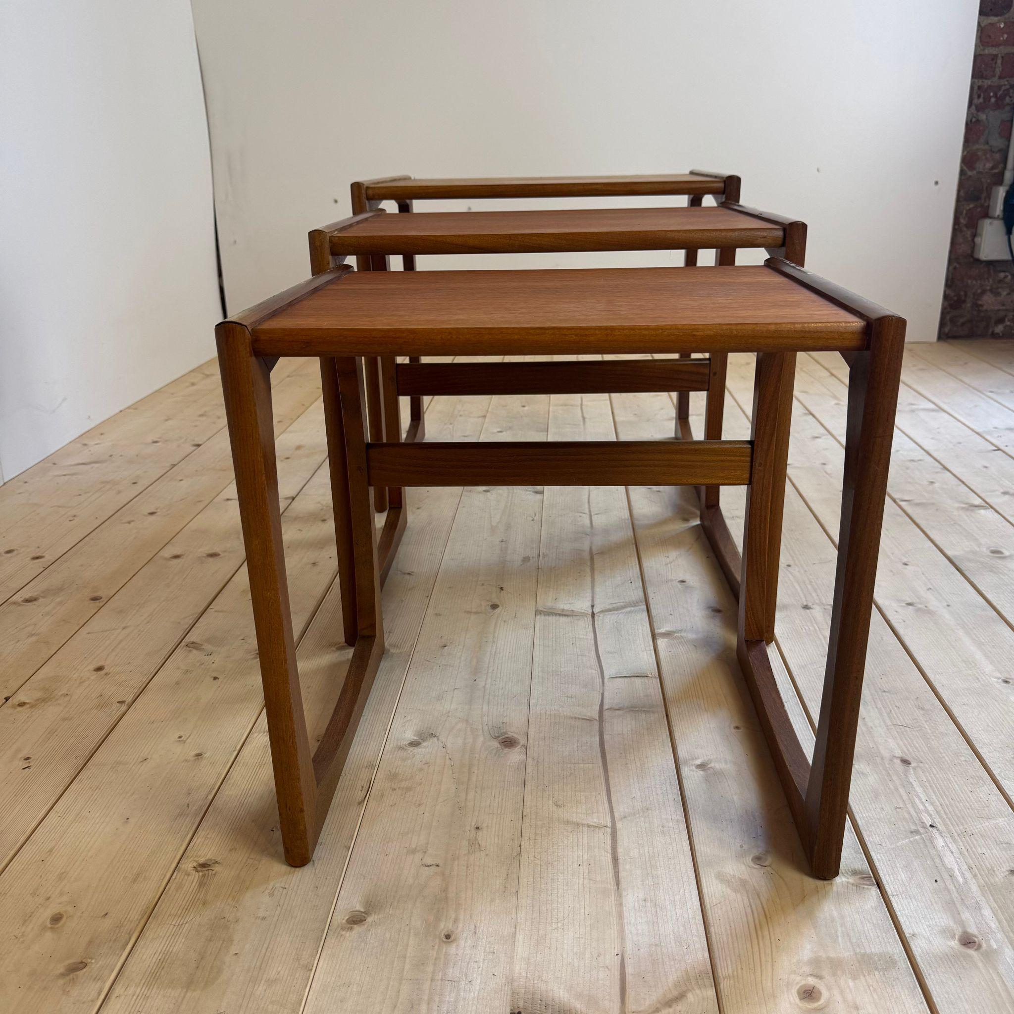 Vintage-Tische aus Teakholz, UK 1960 im Zustand „Gut“ im Angebot in Torino, IT