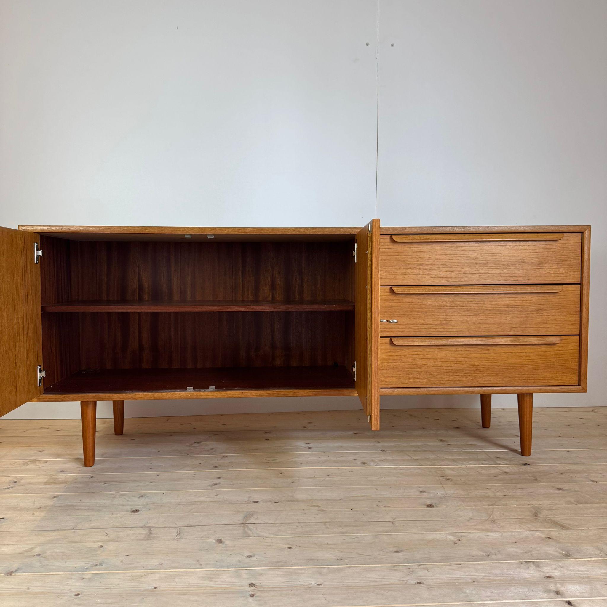 Teak vintage sideboard with drawers, Denmark 1960 In Good Condition For Sale In Torino, IT