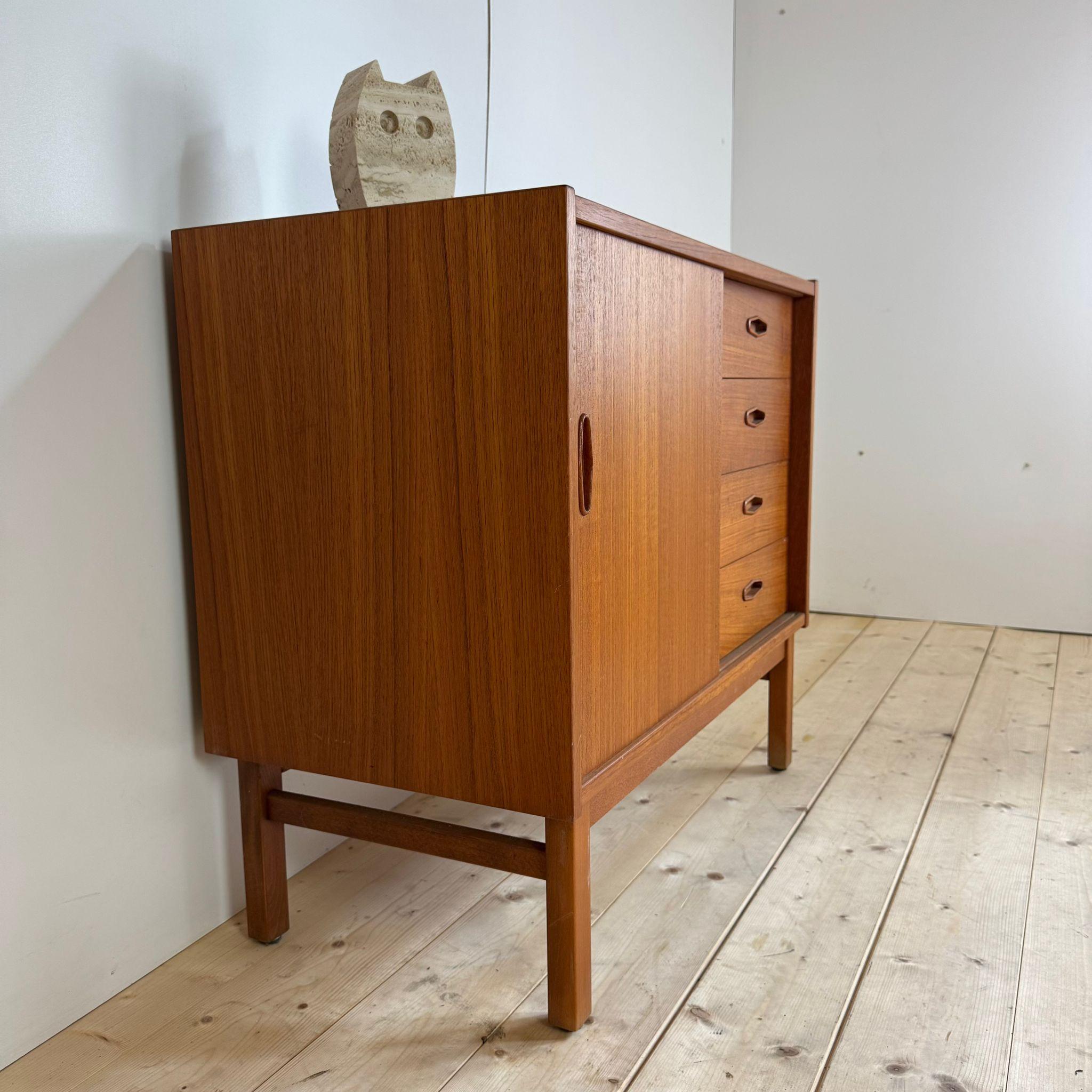 Teak vintage sideboard with drawers, Denmark 1960 For Sale 2