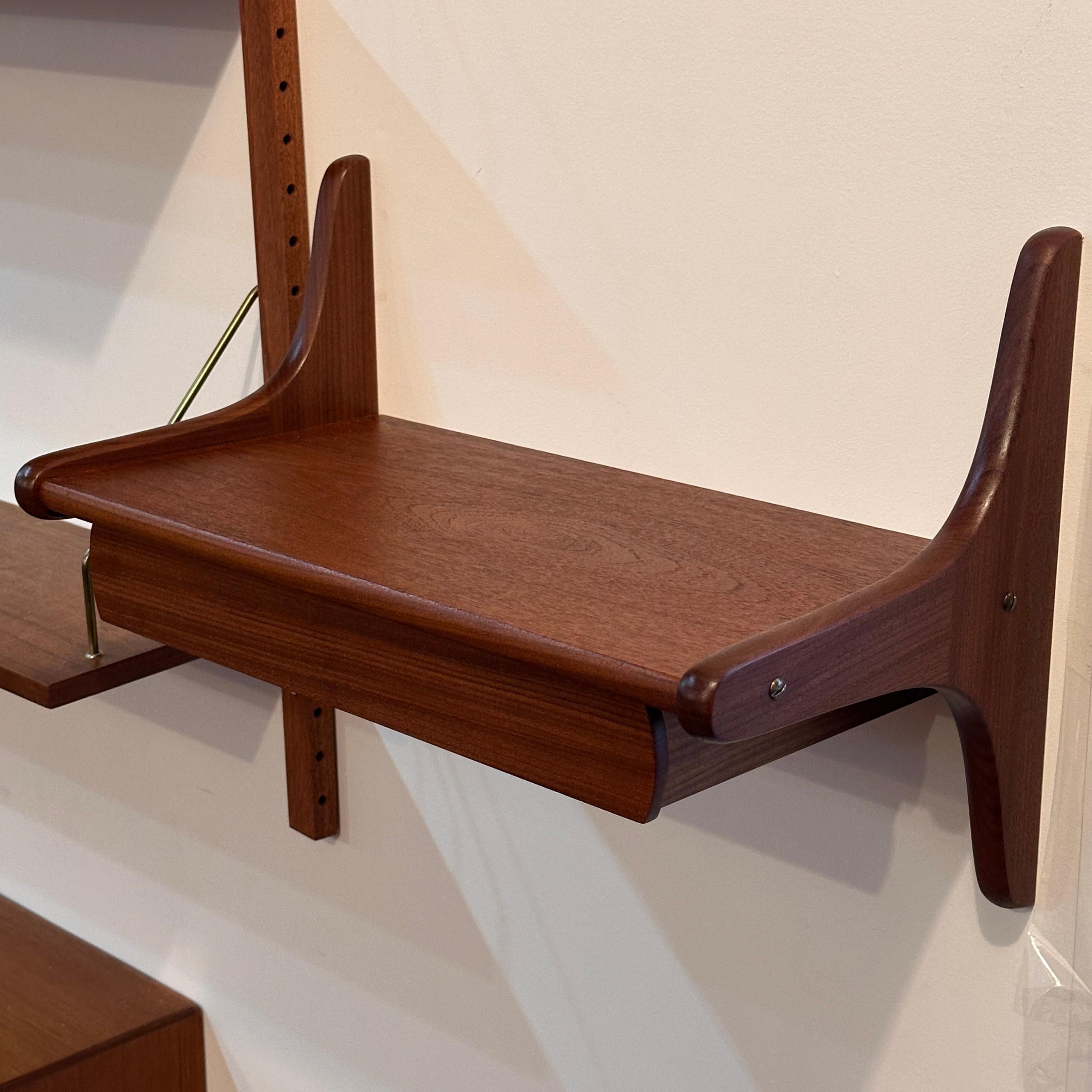 Mid-Century moderno Scaffale a muro in teak in vendita