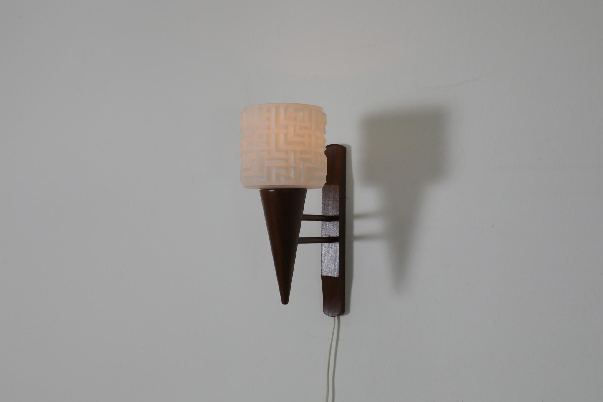 Danese Applique danese di metà secolo in teak con paralume in vetro pressato in vendita