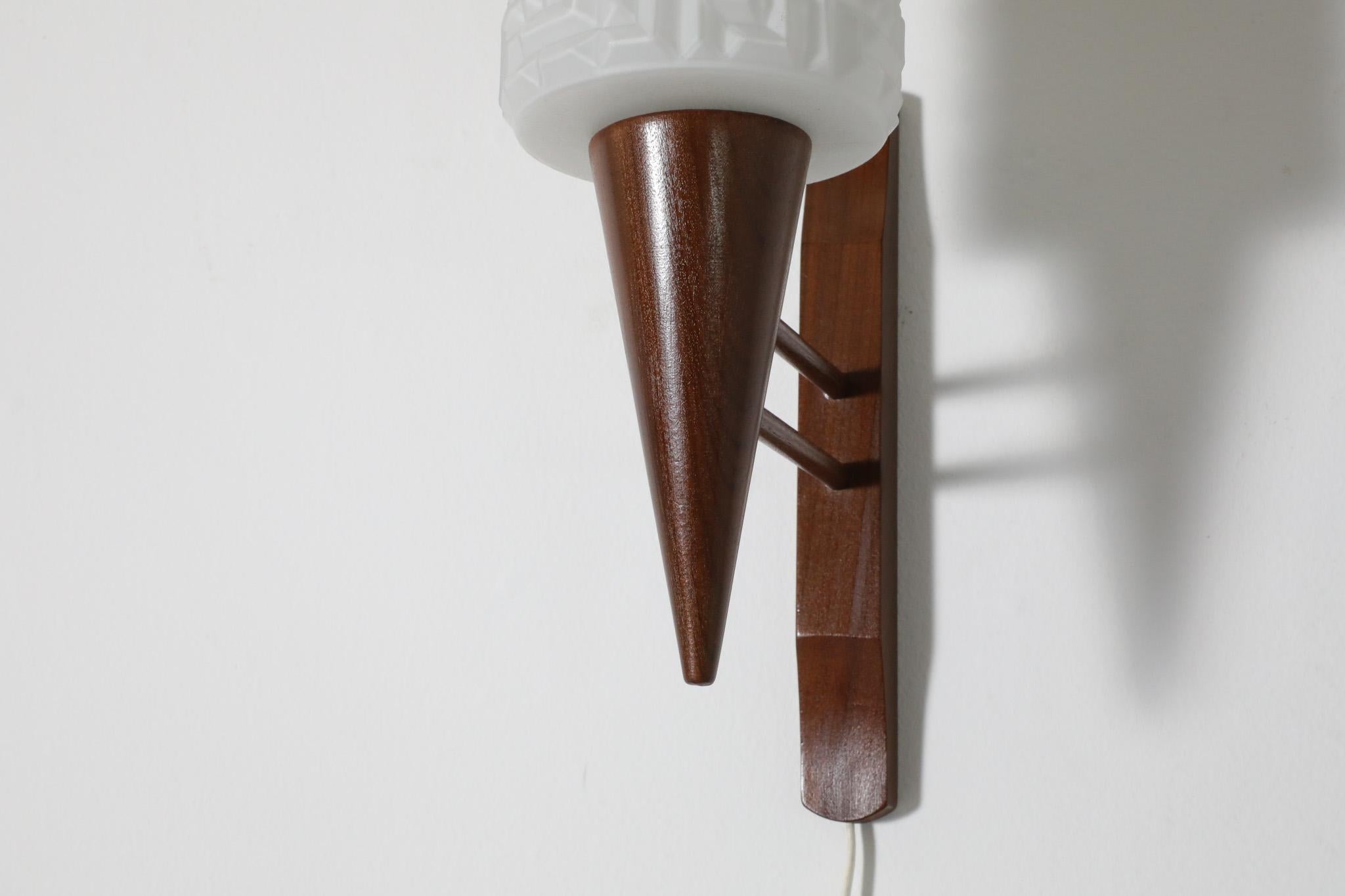 Applique danese di metà secolo in teak con paralume in vetro pressato in vendita 1