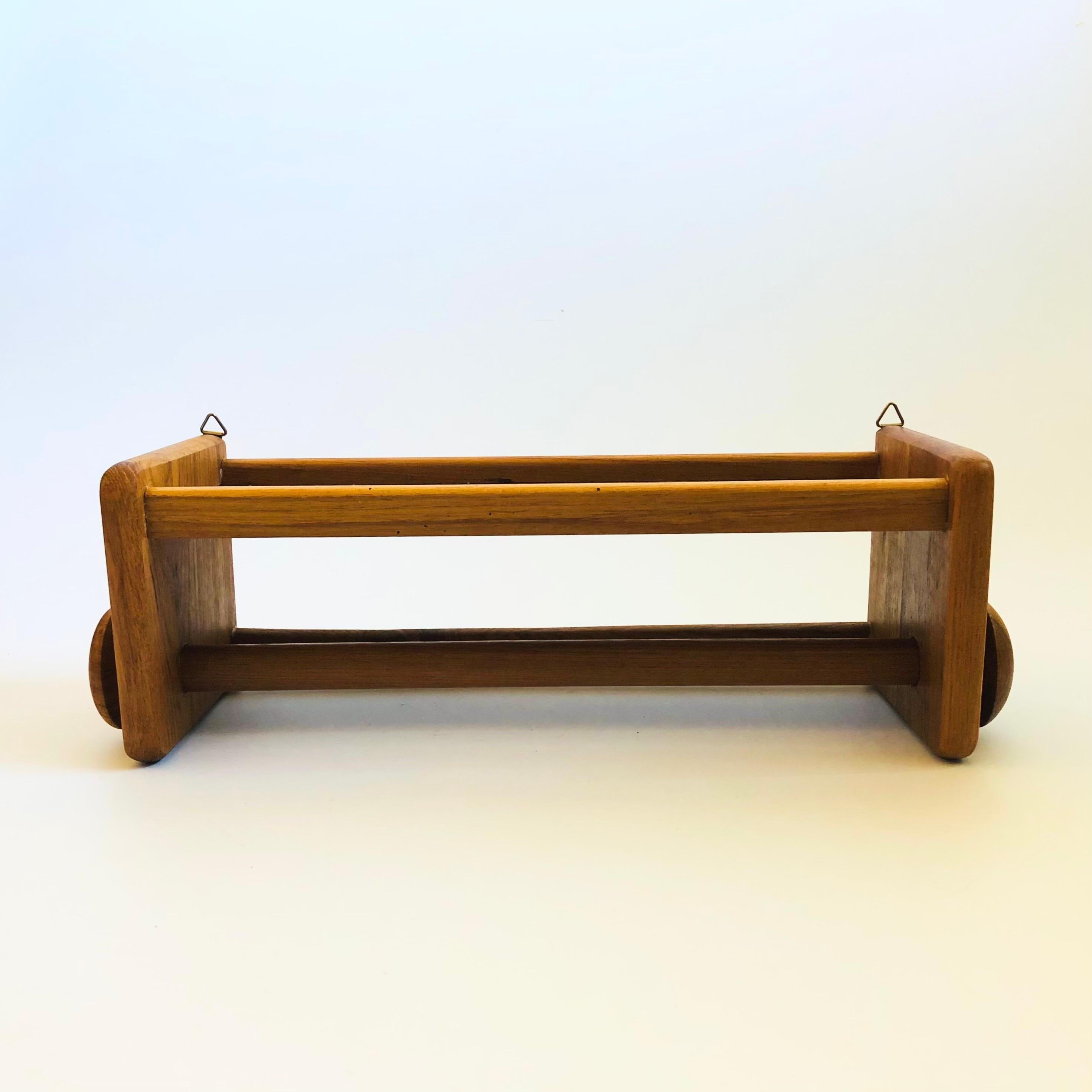 Mid-Century moderno Portasciugamani da parete in teak con ripiano in vendita