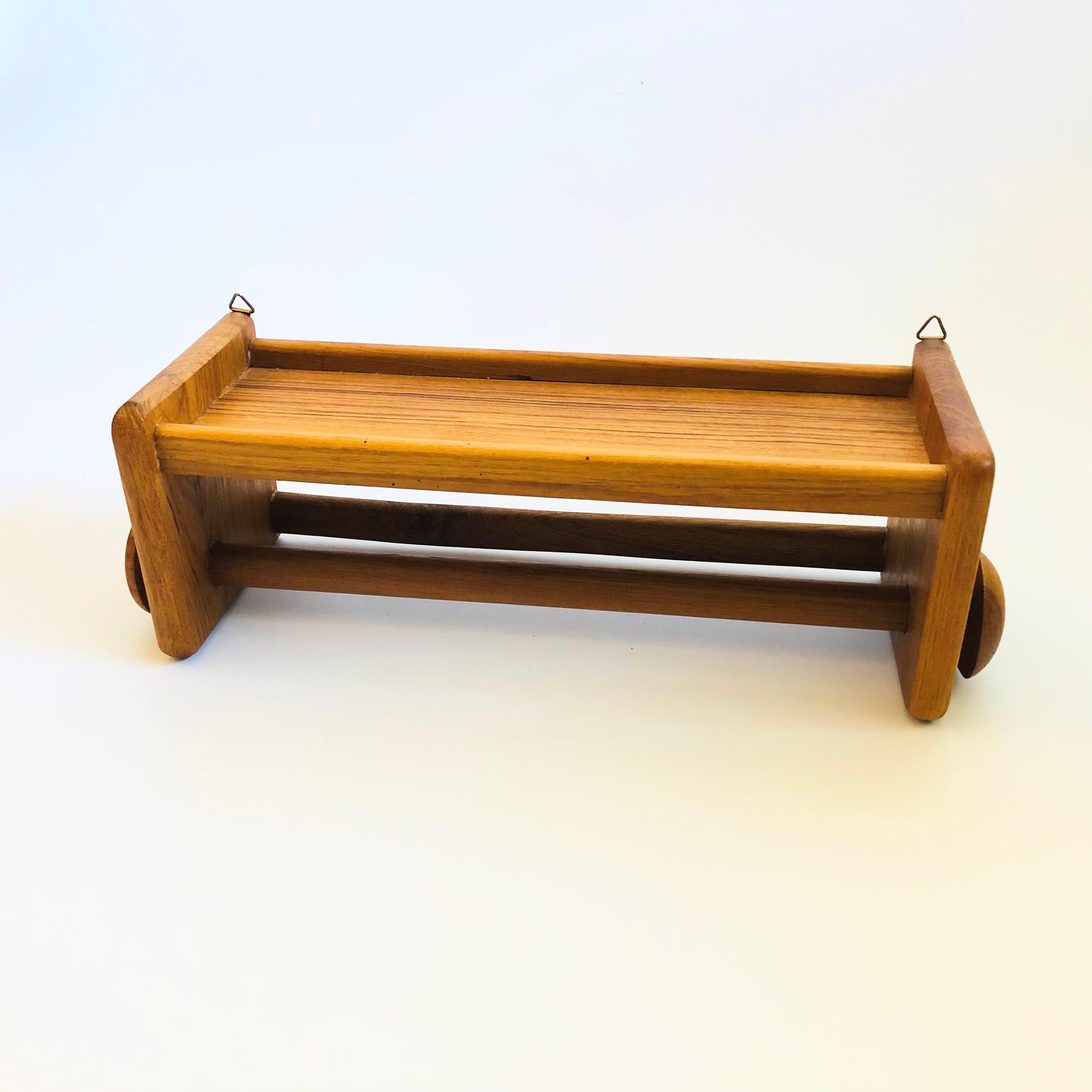 Thailandese Portasciugamani da parete in teak con ripiano in vendita