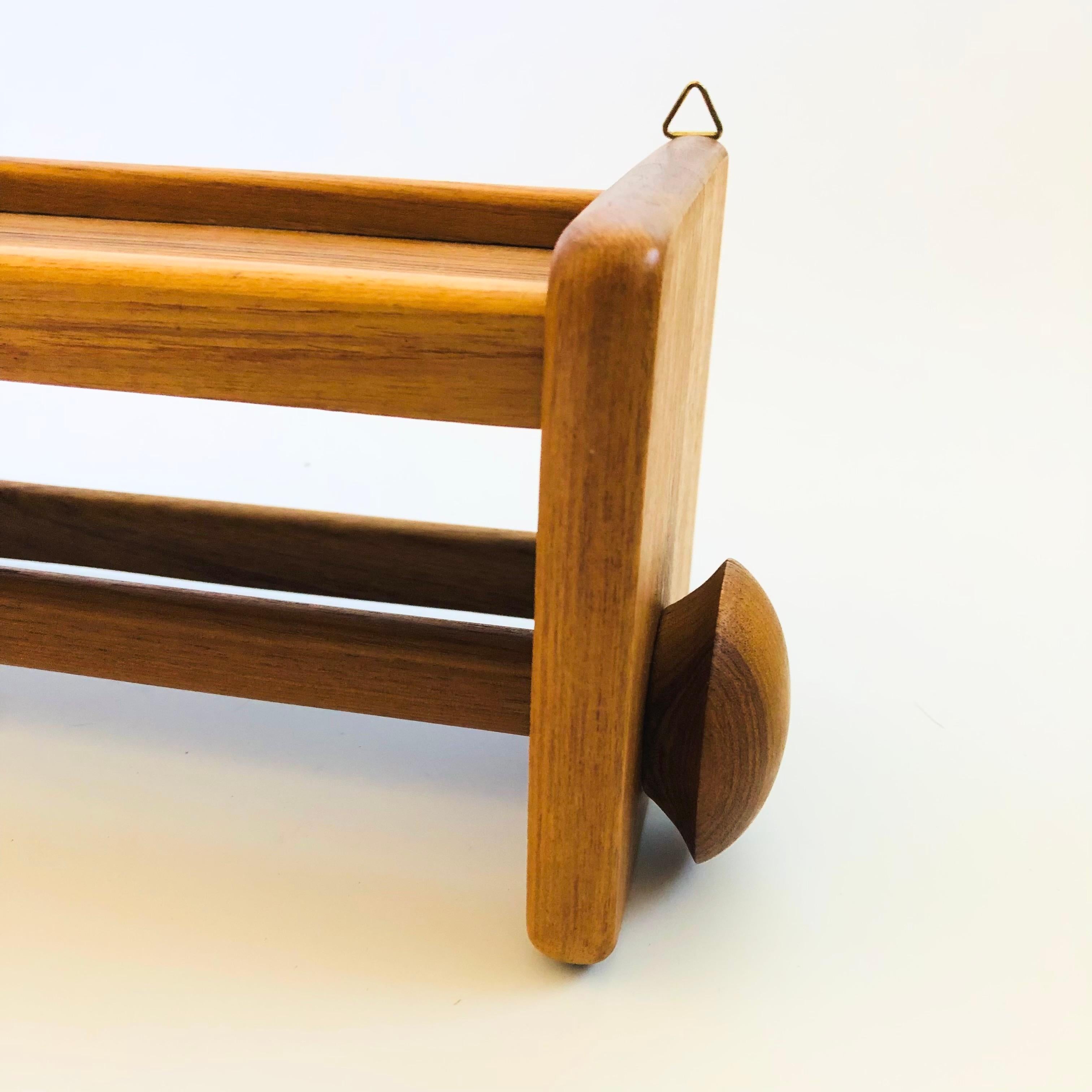 Portasciugamani da parete in teak con ripiano In condizioni buone in vendita a Fairfield, CA