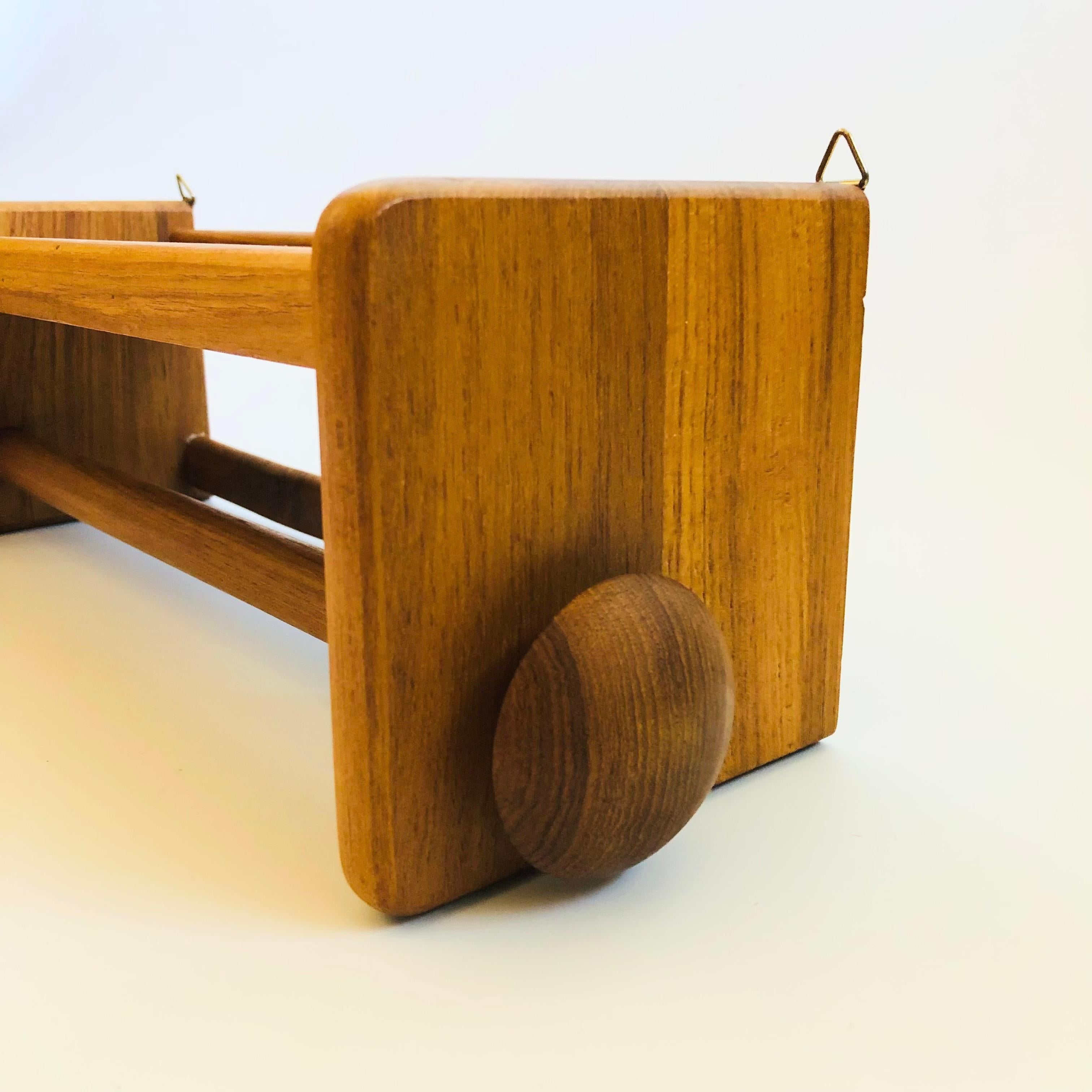 XX secolo Portasciugamani da parete in teak con ripiano in vendita