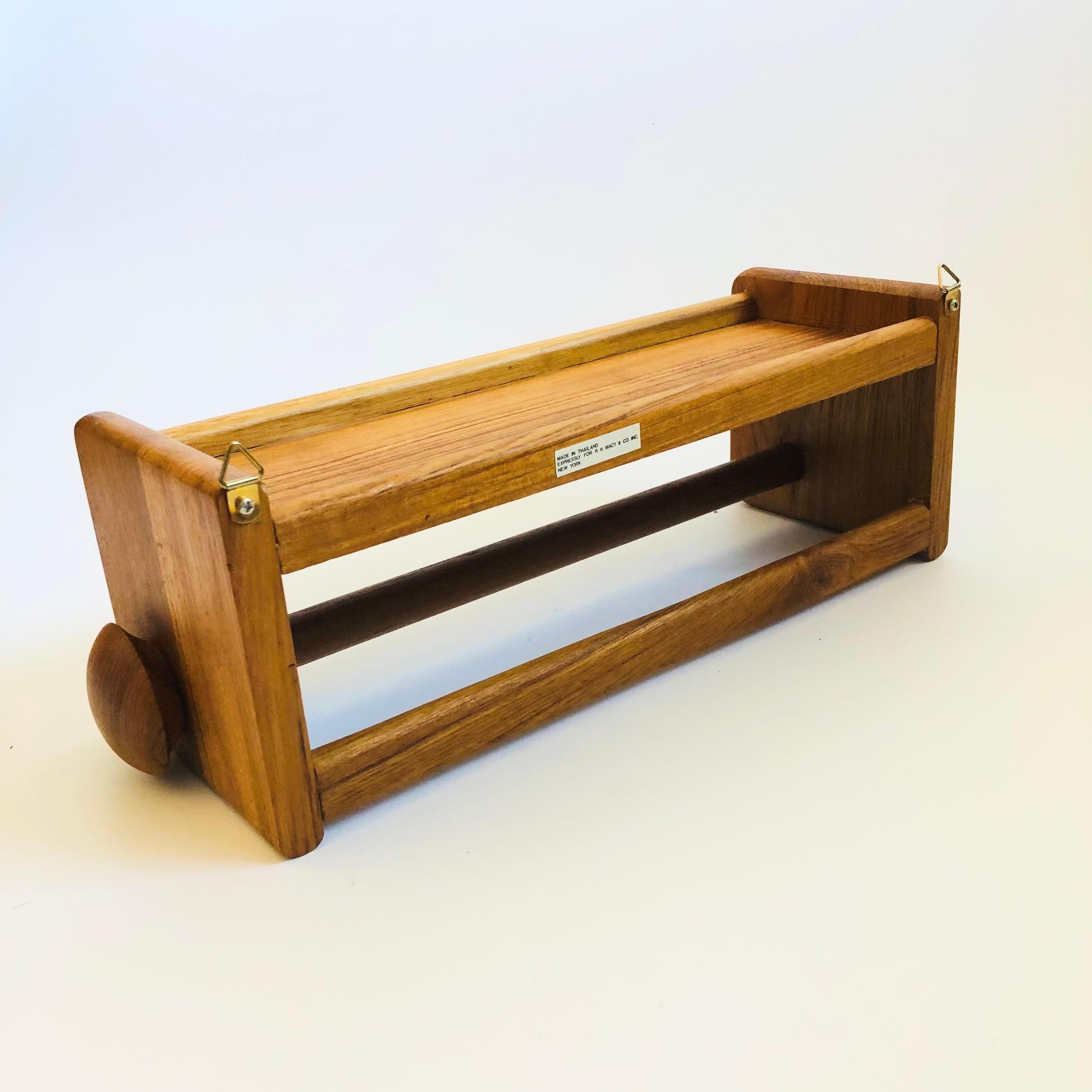 Teak Portasciugamani da parete in teak con ripiano in vendita