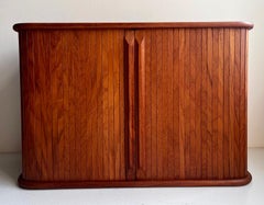 Armario mural de teca con puertas de persiana