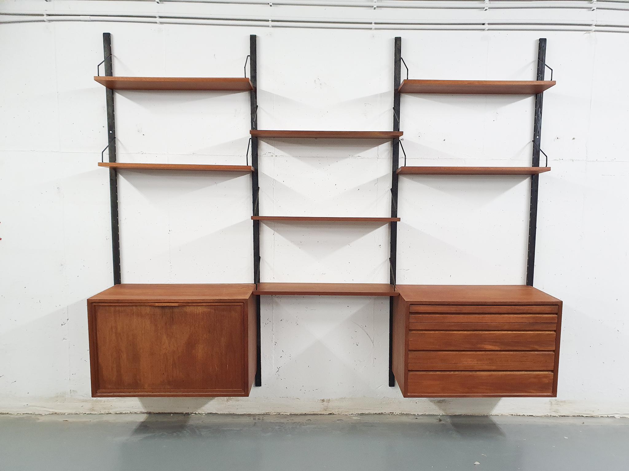 Black wooden risers and teak veneer book shelves and cabinet with black metal hooks.

The wooden risers are not original, we had them made by a carpenter.

This wall unit consist of:
4 x shelf: 80 x 20 cm
3 x shelf : 80 x 24 cm
2 x cabinet:
