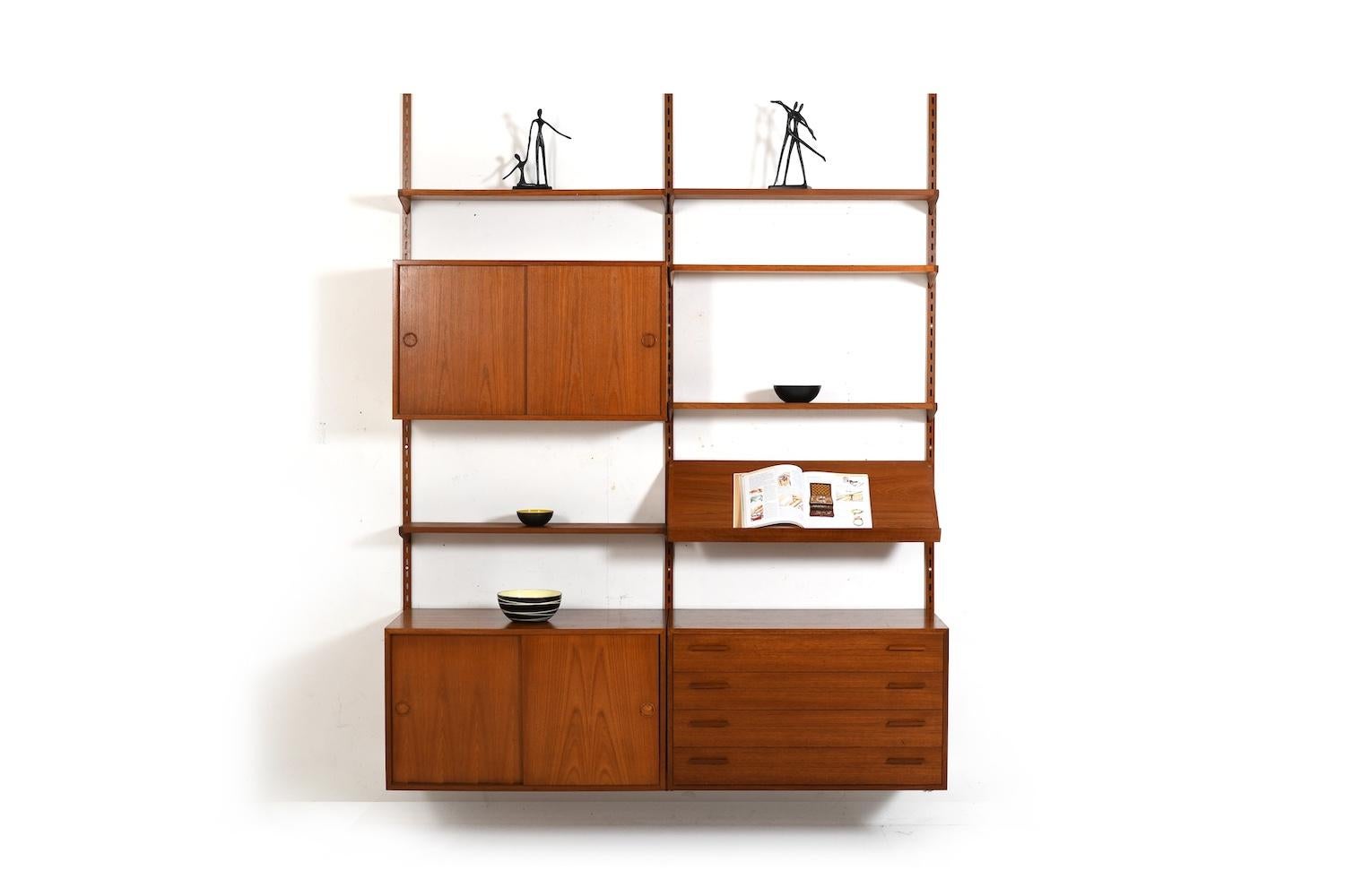 Kai Kristiansen Wandsystem aus Teakholz. Hergestellt von FM Feldballes Møbelfabrik Dänemark in den 1960er Jahren. Wie immer sehr gute Qualität mit ebenso schöner Patina.
Die Schrankwand besteht aus:
- 6 Einlegeböden
- 3 Schränke
- 3