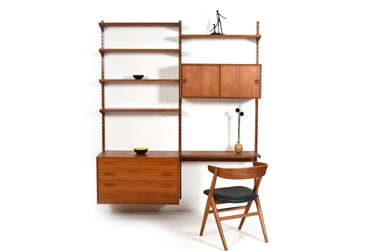 Kai Kristiansen Wandsystem aus Teakholz. Hergestellt von FM Feldballes Møbelfabrik Dänemark in den 1960er Jahren. Wie immer sehr gute Qualität mit ebenso schöner Patina.
Die Schrankwand besteht aus:
- 6 Einlegeböden
- 2 Schränke
- 3
