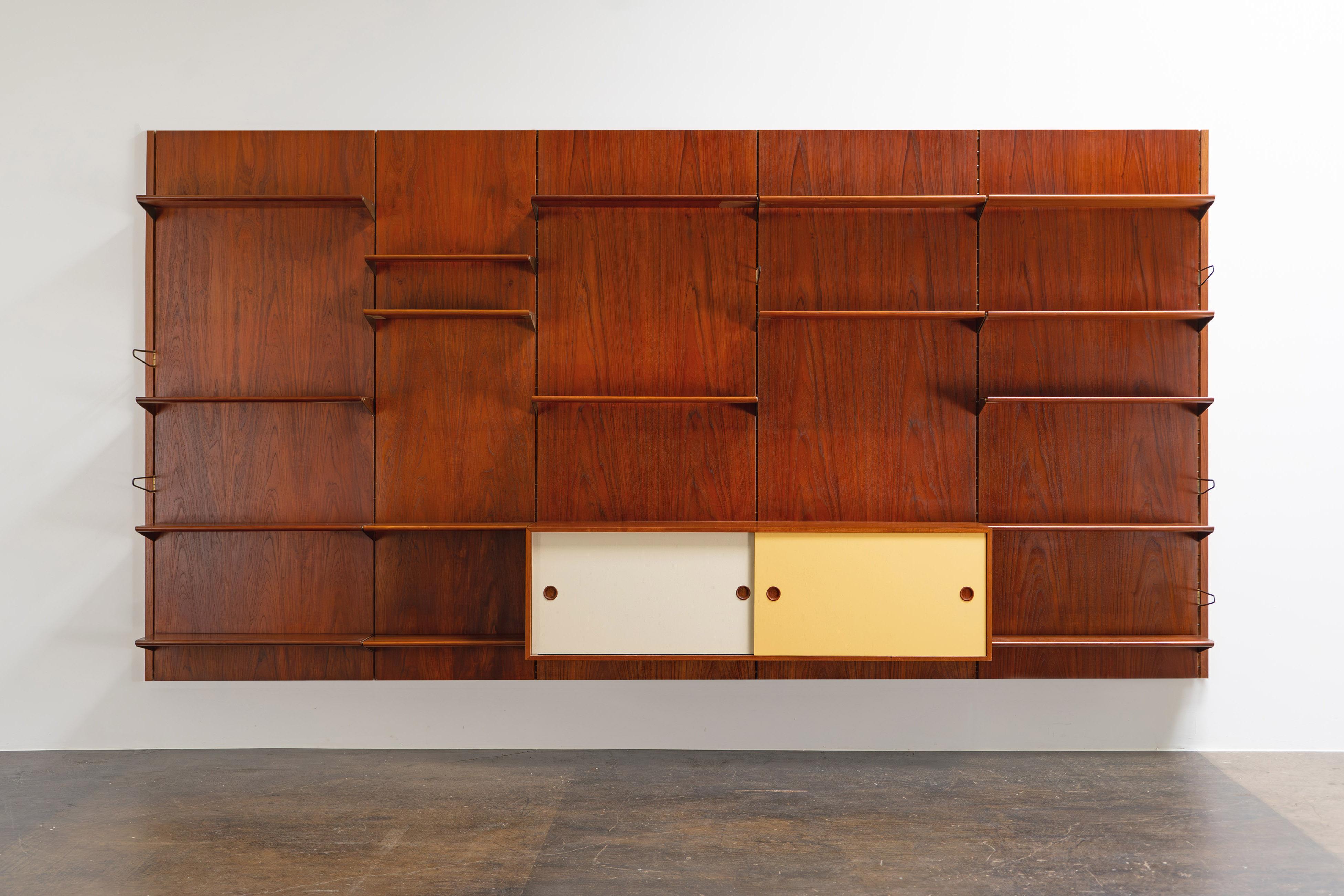 Large modular wall shelf BO71 made of beautiful teak, designed by Finn Juhl. The placement of the shelves and sideboard can be freely chosen. The shelf was manufactured by Bovirke in the 1960s.