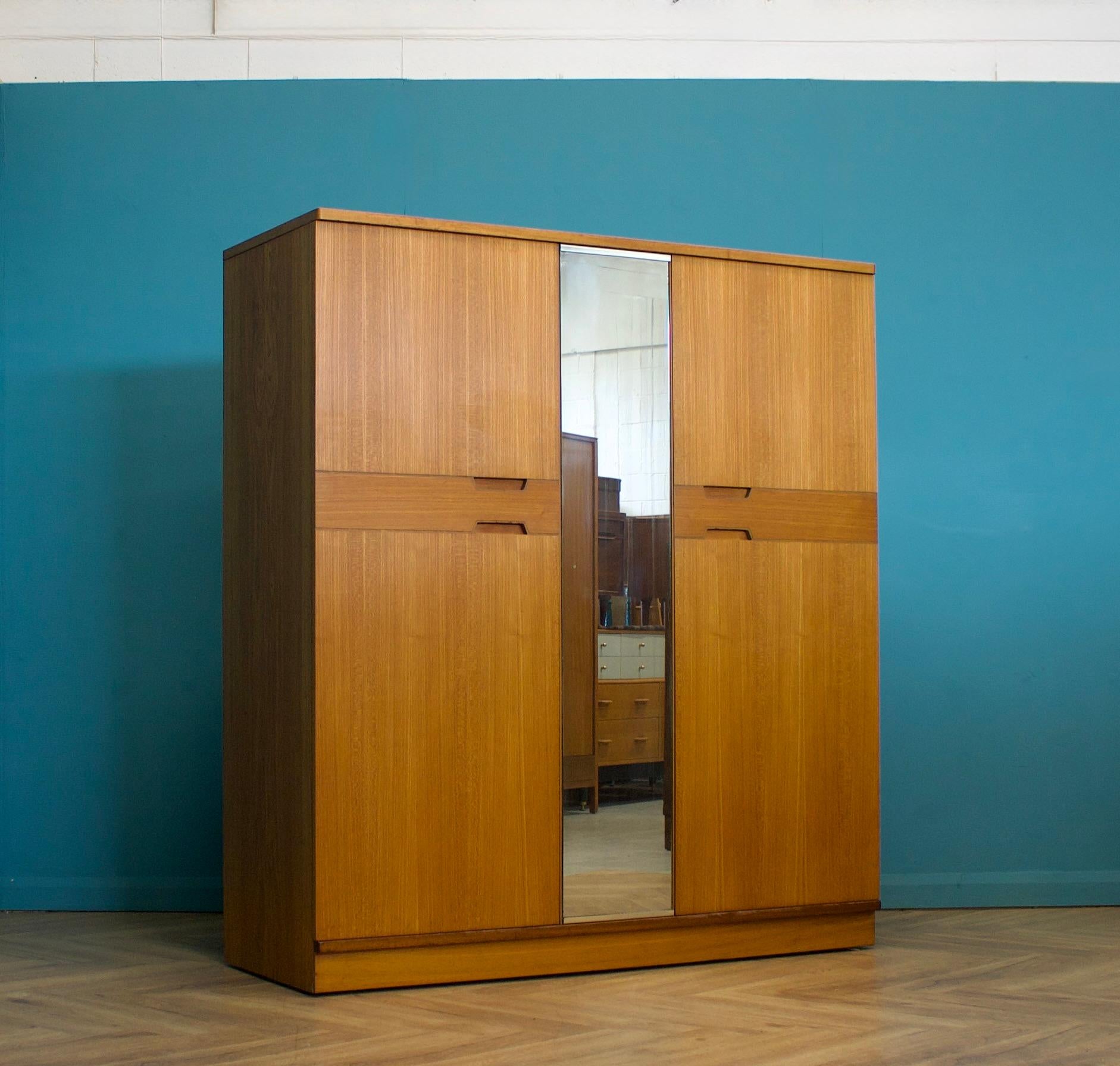 Armario independiente de teca de doble puerta de Uniflex, diseñado por Gunther Hoffstead
Fabricado en los años 60


Equipado con dos barras para la ropa y estantes
El estilo de este armario es bastante minimalista - con sus líneas limpias
Hay un