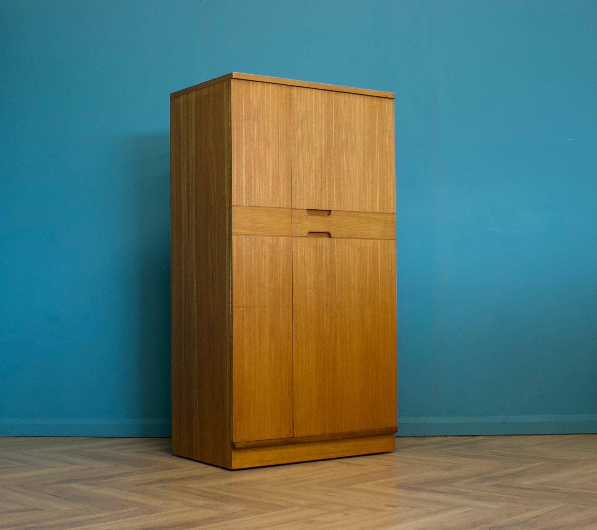 Mid-Century moderno Armadio in teak di Uniflex, anni '60 in vendita