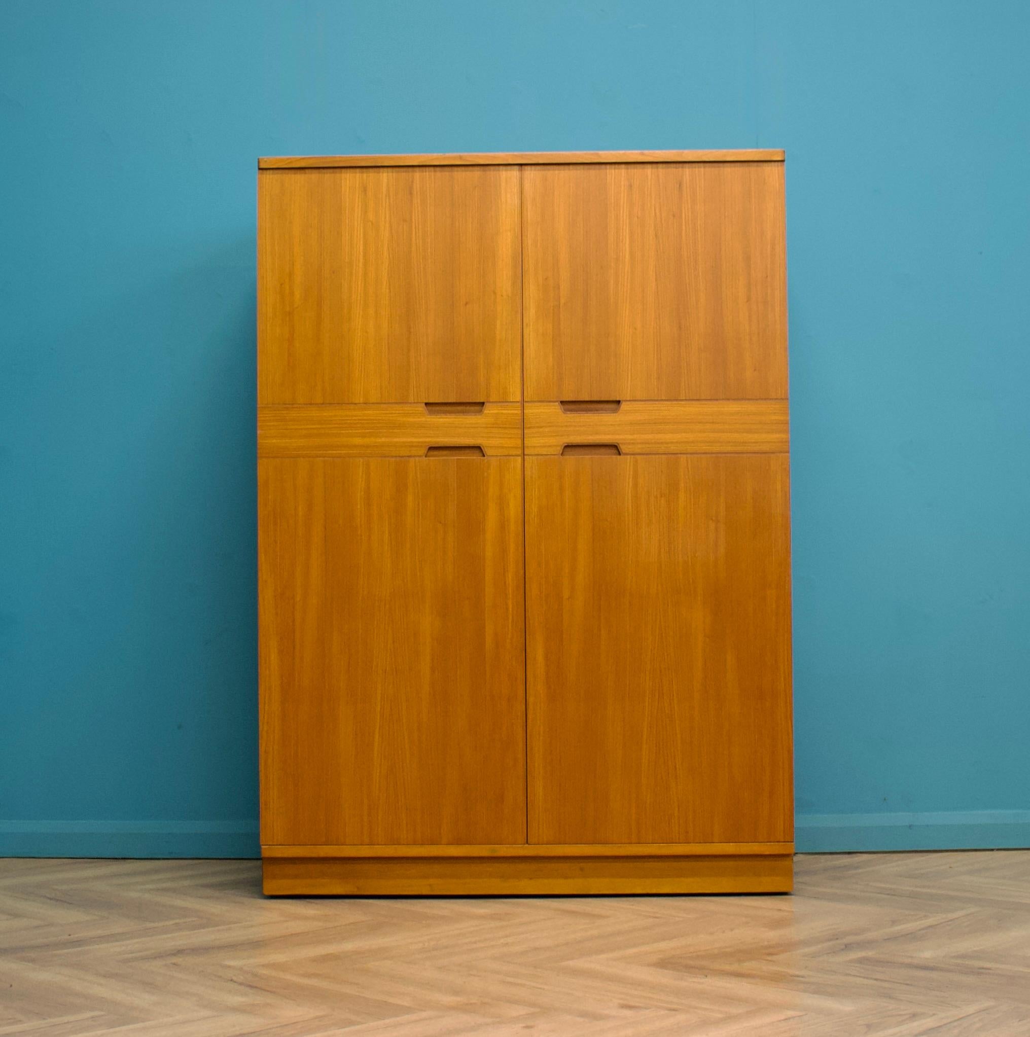 Teakholz-Schrank von Uniflex, 1960er Jahre (Furnier)