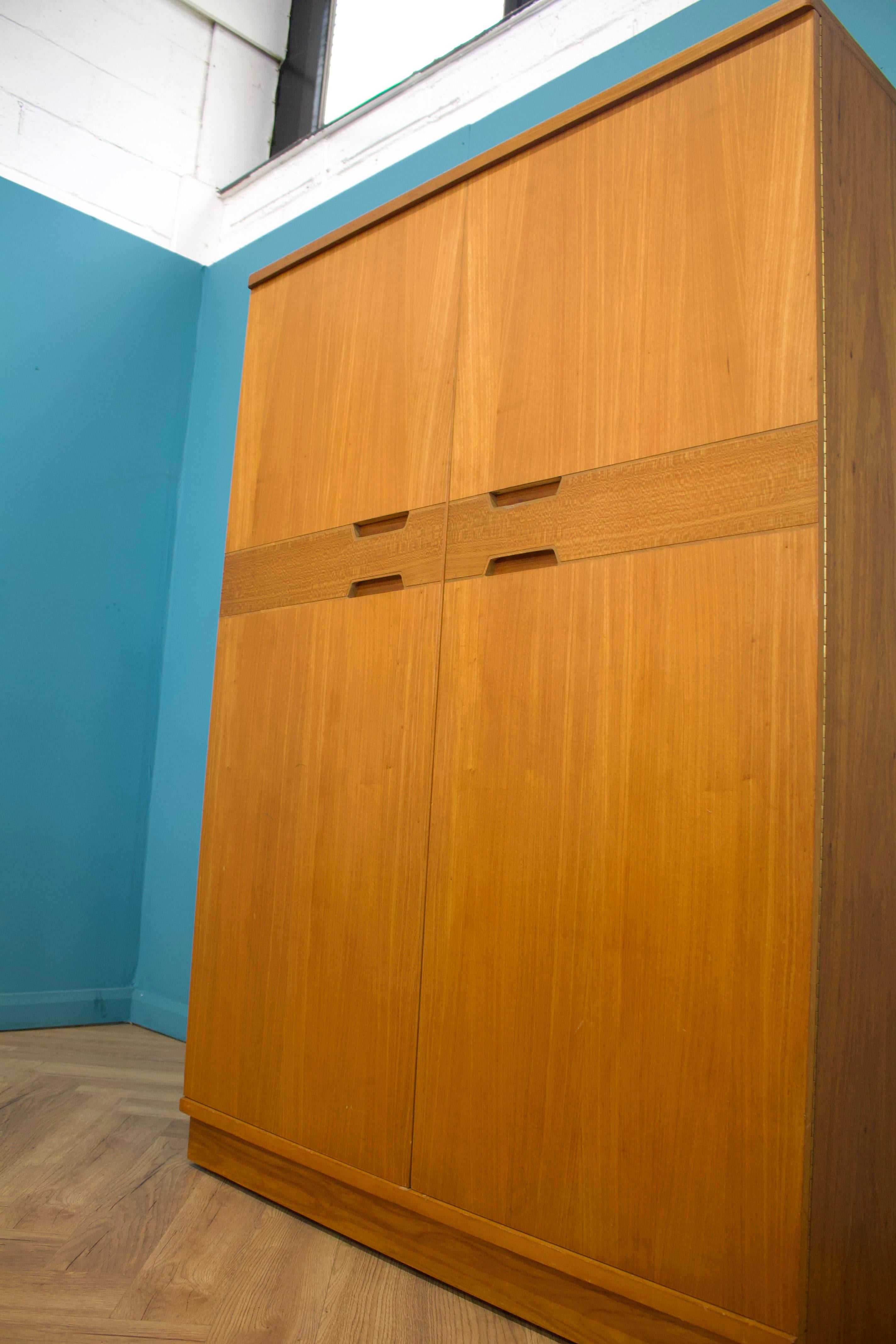 Teakholz-Schrank von Uniflex, 1960er Jahre (20. Jahrhundert)