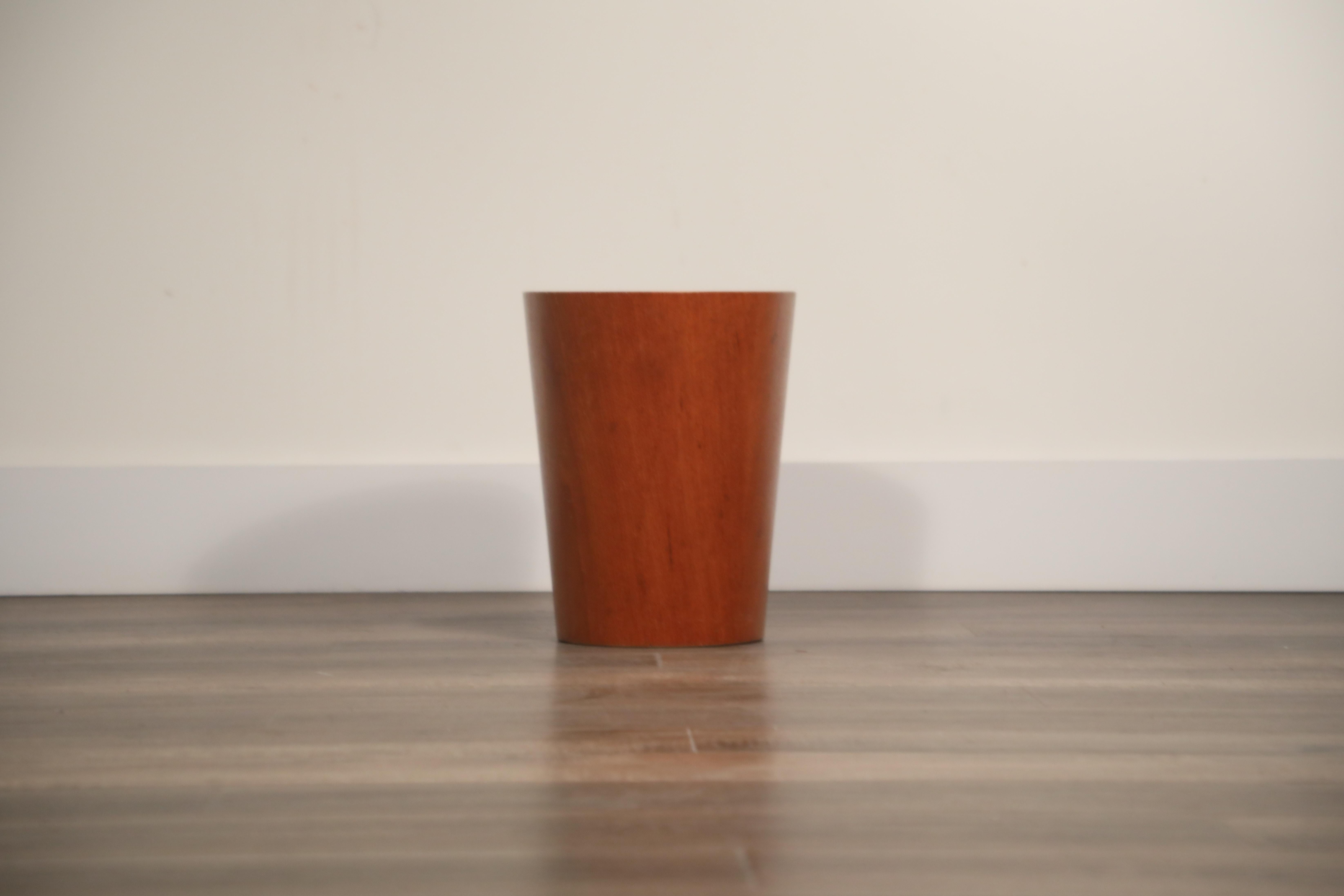 A classy teak circular paper or waste basket by Martin Åberg for Servex or House of Rainbow Wood Products, Sweden, circa 1955. Underneath this trash bin is the original makers mark.

Good vintage condition with slight wear such as scratches and