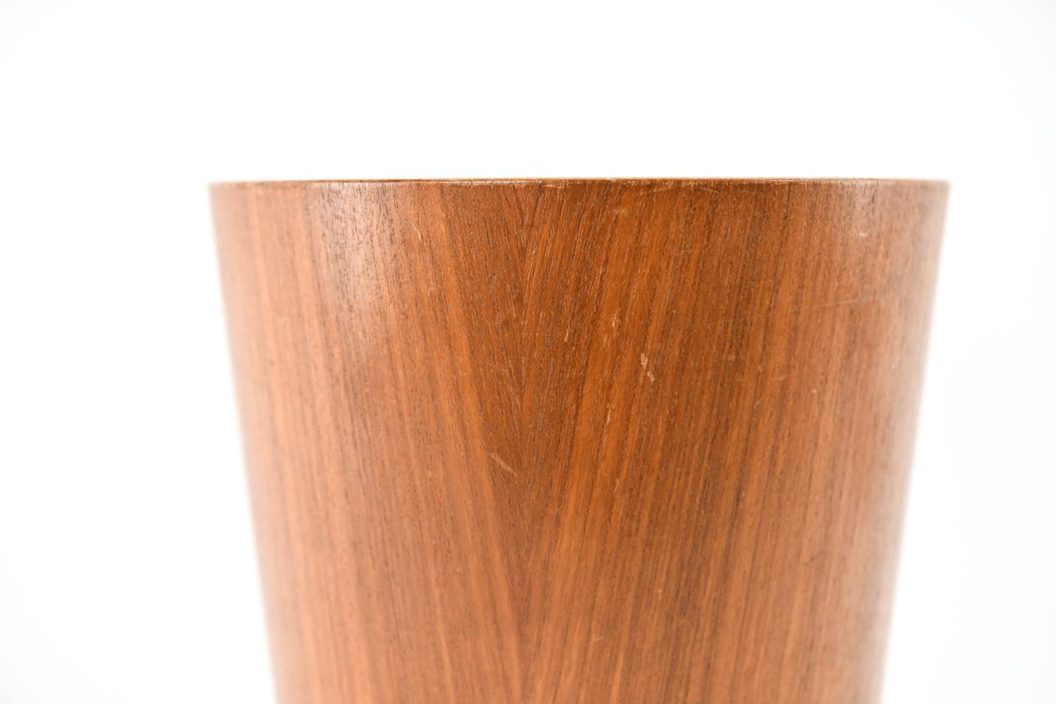 A midcentury teak waste basket or paper bin designed by Martin Aberg for Servex/House of Rainbow Wood Products, Sweden, circa 1950s-1960s. A simple, clean modern round form.