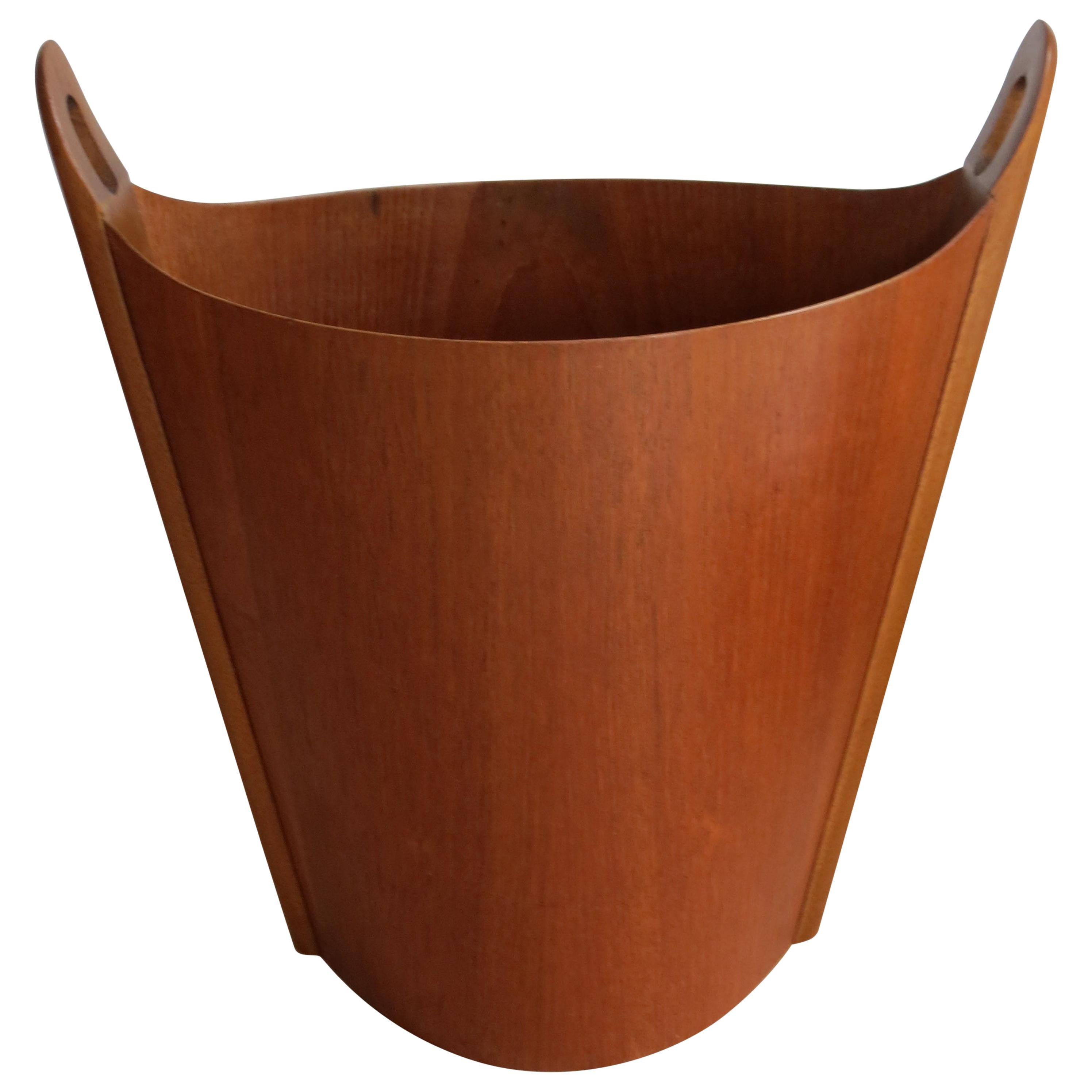 Teak waste paper basket from the 1950s, manufactured by PS Heggen Norway, designed by Einar Barnes.
Made from teak. In good overall condition.
Stamped to underside P S Heggen Nordfjordeid made in Norway.
  