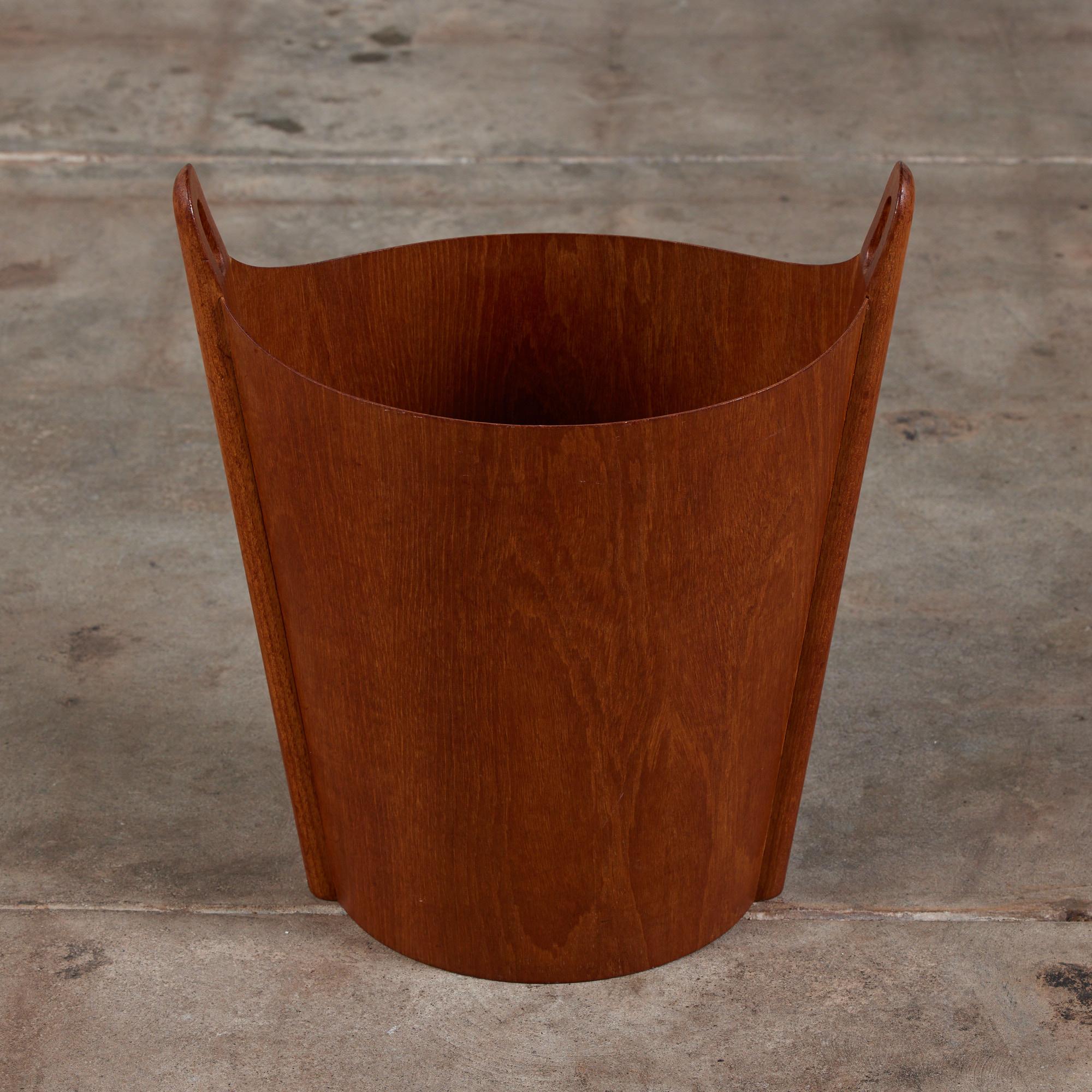 Wastebasket by Einar Barnes for P.S. Heggen, c.1960s, Norway. This bin features a thin teak plywood body and solid teak handles.

Dimensions: 15” width x 9” depth x 17.5