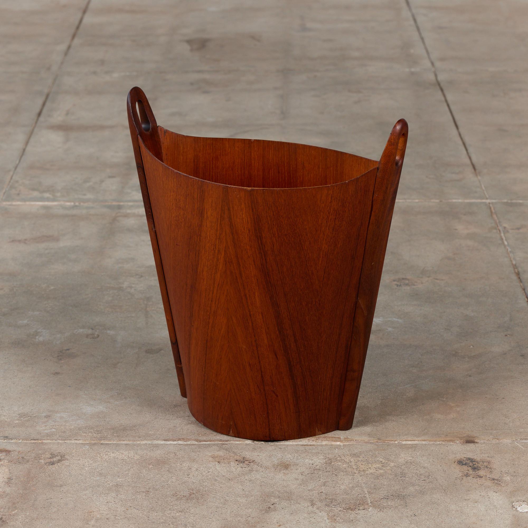 Wastebasket by Einar Barnes for P.S. Heggen, c.1960s, Norway. This bin features a thin teak plywood body and solid teak handles.

Dimensions: 15” width x 9” depth x 17.5