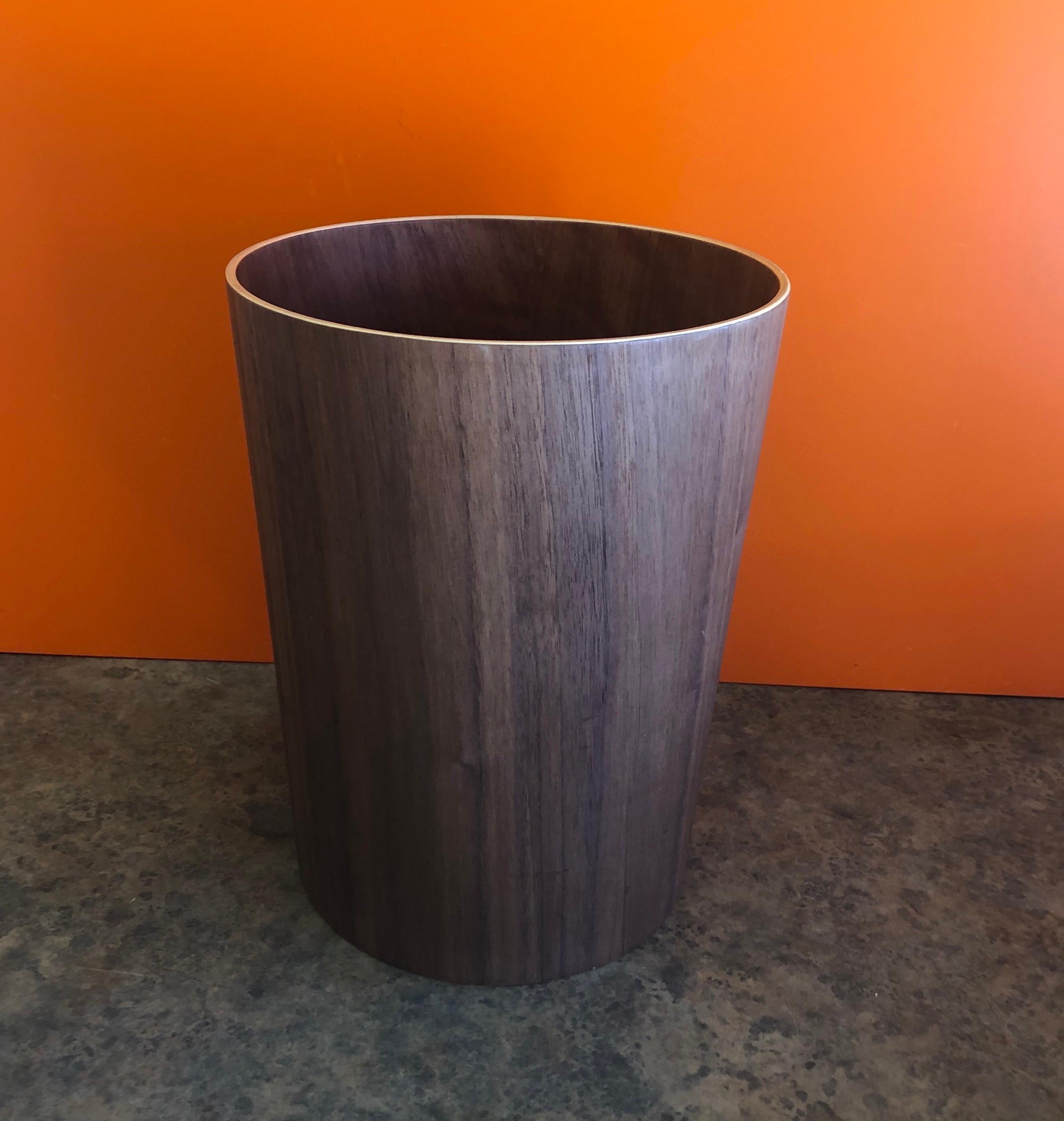 Simple and elegant teak wastebasket in the style of Martin Aberg, circa 1980s. The wastebasket is in excellent condition no chips or cracks and measures 9.25