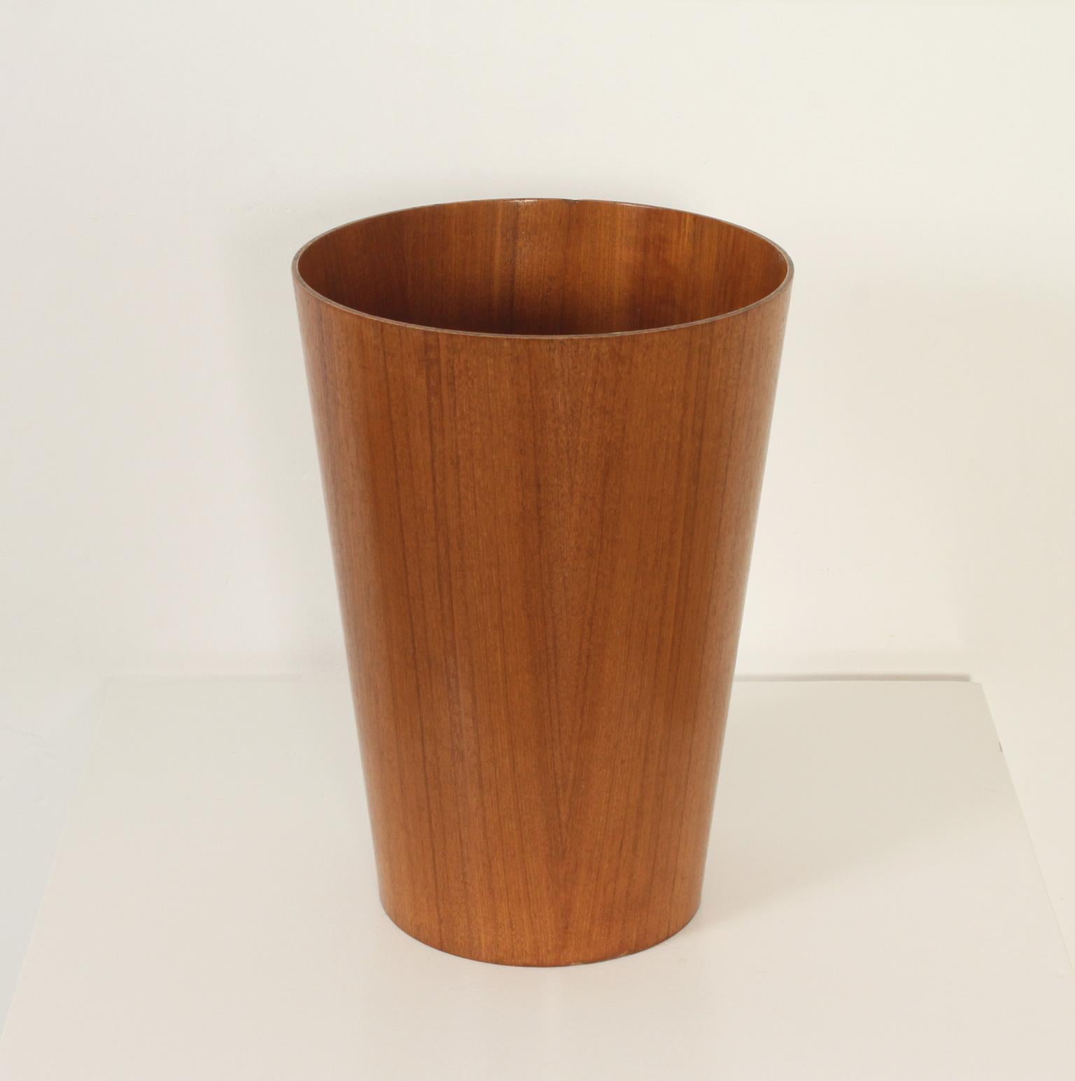 Papelera de teca de Martin Åberg diseñada en 1955 y producida por Servex, Suecia. De chapa de madera de teca. Versión alta con cesta cónica. 